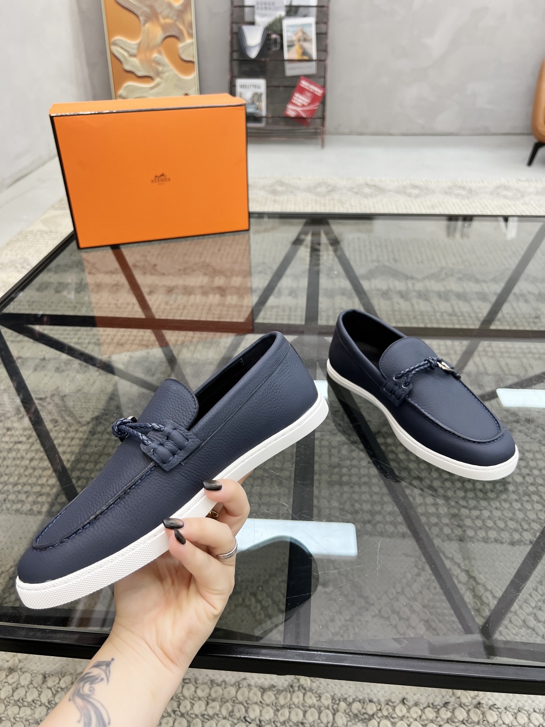 P380 H 🔍顶级代购🇮🇹 爱 炸街男神套脚休闲鞋新品来袭专柜同步发售原厂配置,意大利进口原版牛皮面料,透气舒适驾车必备,全进口水染牛皮里垫,鞋底:戉原厂特供原版底超级舒适,原厂跟单货 🔍🔍高品质,可随意进出专柜,欢迎对比专柜同步,码数 38-44(订45 )