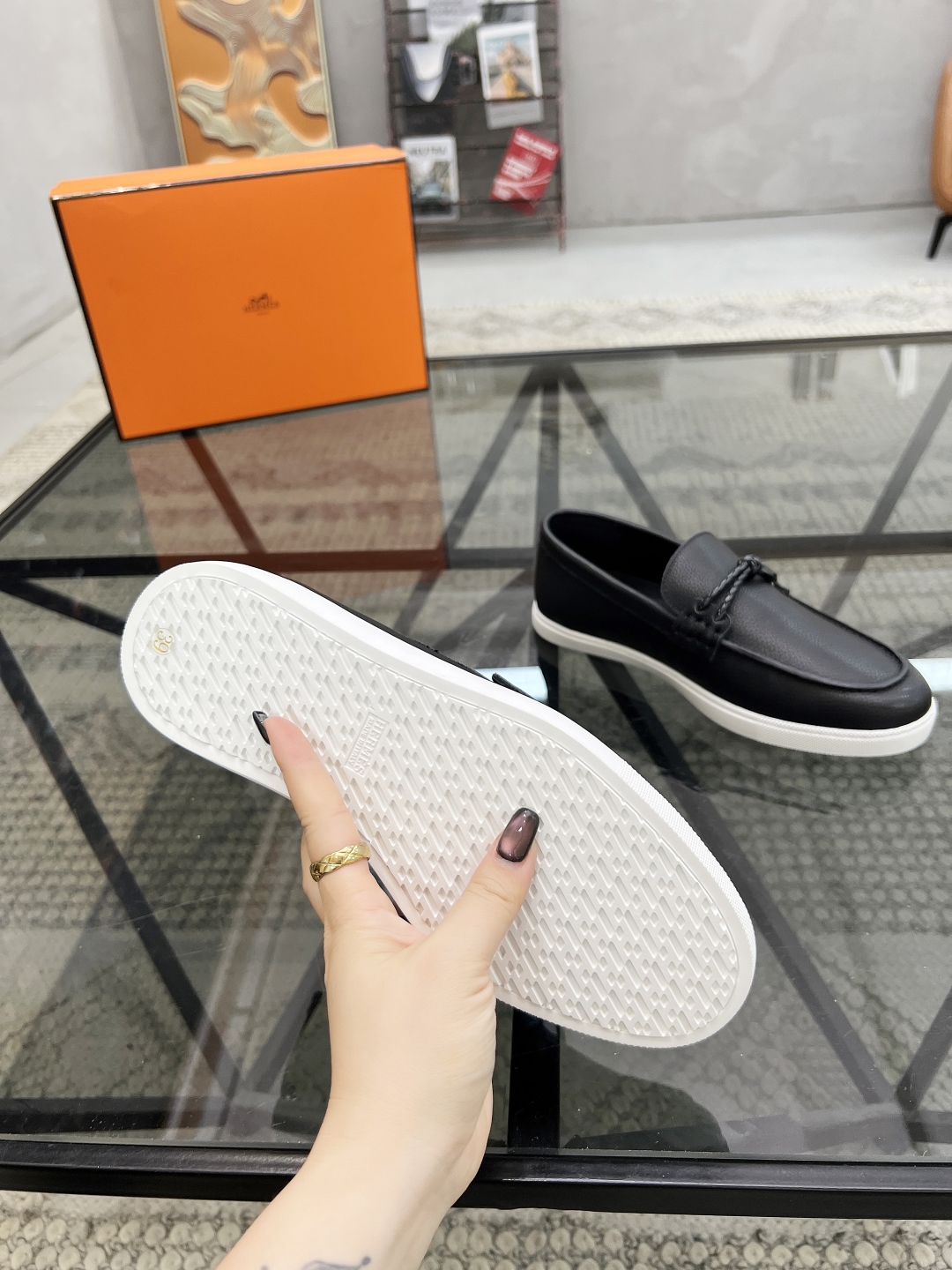 P380 H 🔍顶级代购🇮🇹 爱 炸街男神套脚休闲鞋新品来袭专柜同步发售原厂配置,意大利进口原版牛皮面料,透气舒适驾车必备,全进口水染牛皮里垫,鞋底:戉原厂特供原版底超级舒适,原厂跟单货 🔍🔍高品质,可随意进出专柜,欢迎对比专柜同步,码数 38-44(订45 )