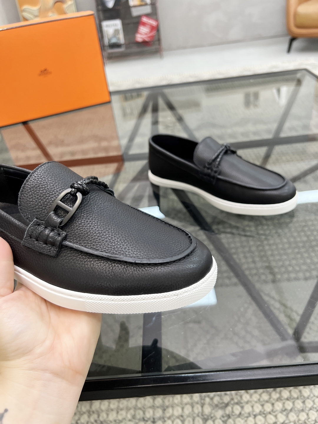 P380 H 🔍顶级代购🇮🇹 爱 炸街男神套脚休闲鞋新品来袭专柜同步发售原厂配置,意大利进口原版牛皮面料,透气舒适驾车必备,全进口水染牛皮里垫,鞋底:戉原厂特供原版底超级舒适,原厂跟单货 🔍🔍高品质,可随意进出专柜,欢迎对比专柜同步,码数 38-44(订45 )