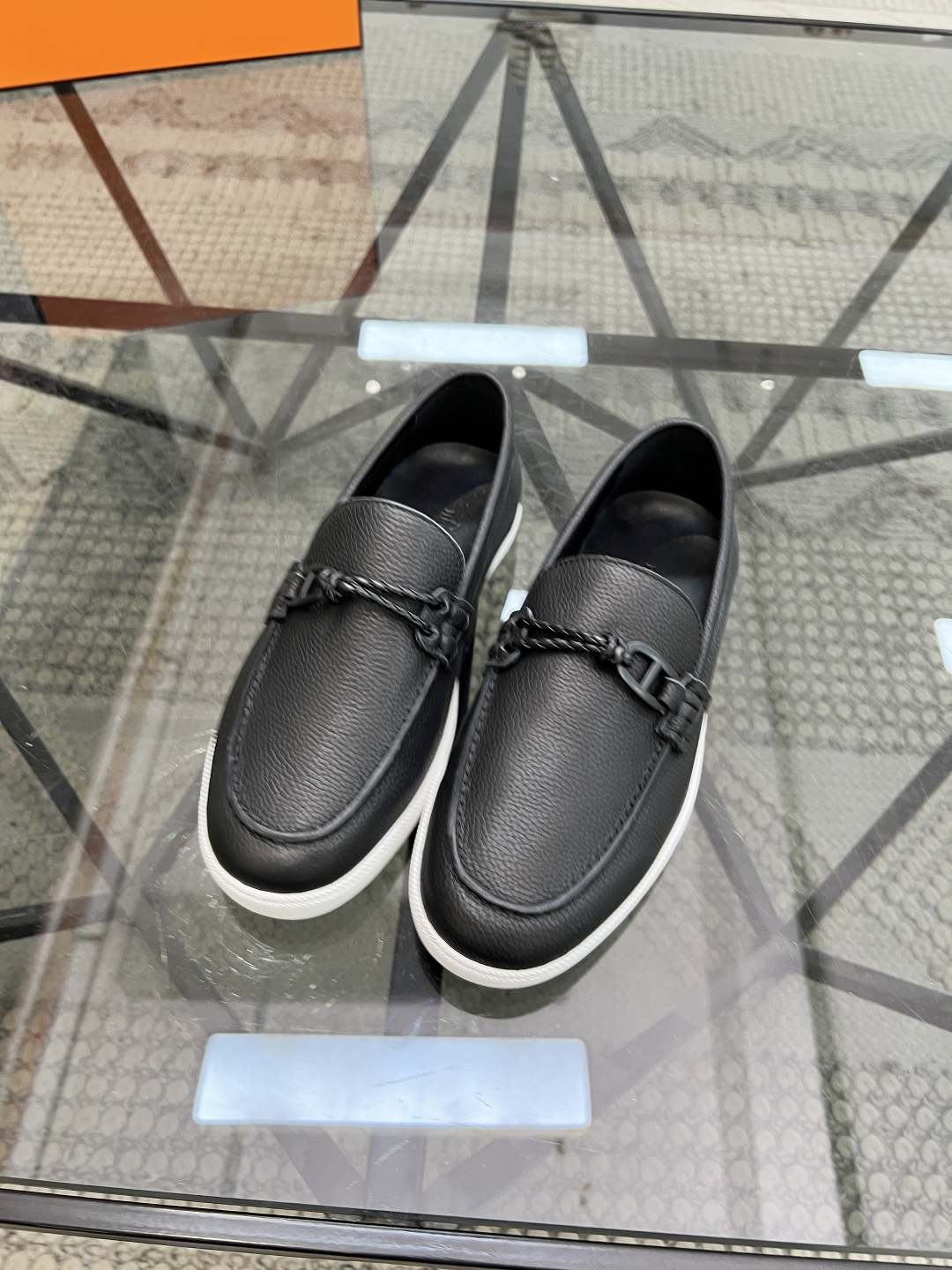 P380 H 🔍顶级代购🇮🇹 爱 炸街男神套脚休闲鞋新品来袭专柜同步发售原厂配置,意大利进口原版牛皮面料,透气舒适驾车必备,全进口水染牛皮里垫,鞋底:戉原厂特供原版底超级舒适,原厂跟单货 🔍🔍高品质,可随意进出专柜,欢迎对比专柜同步,码数 38-44(订45 )