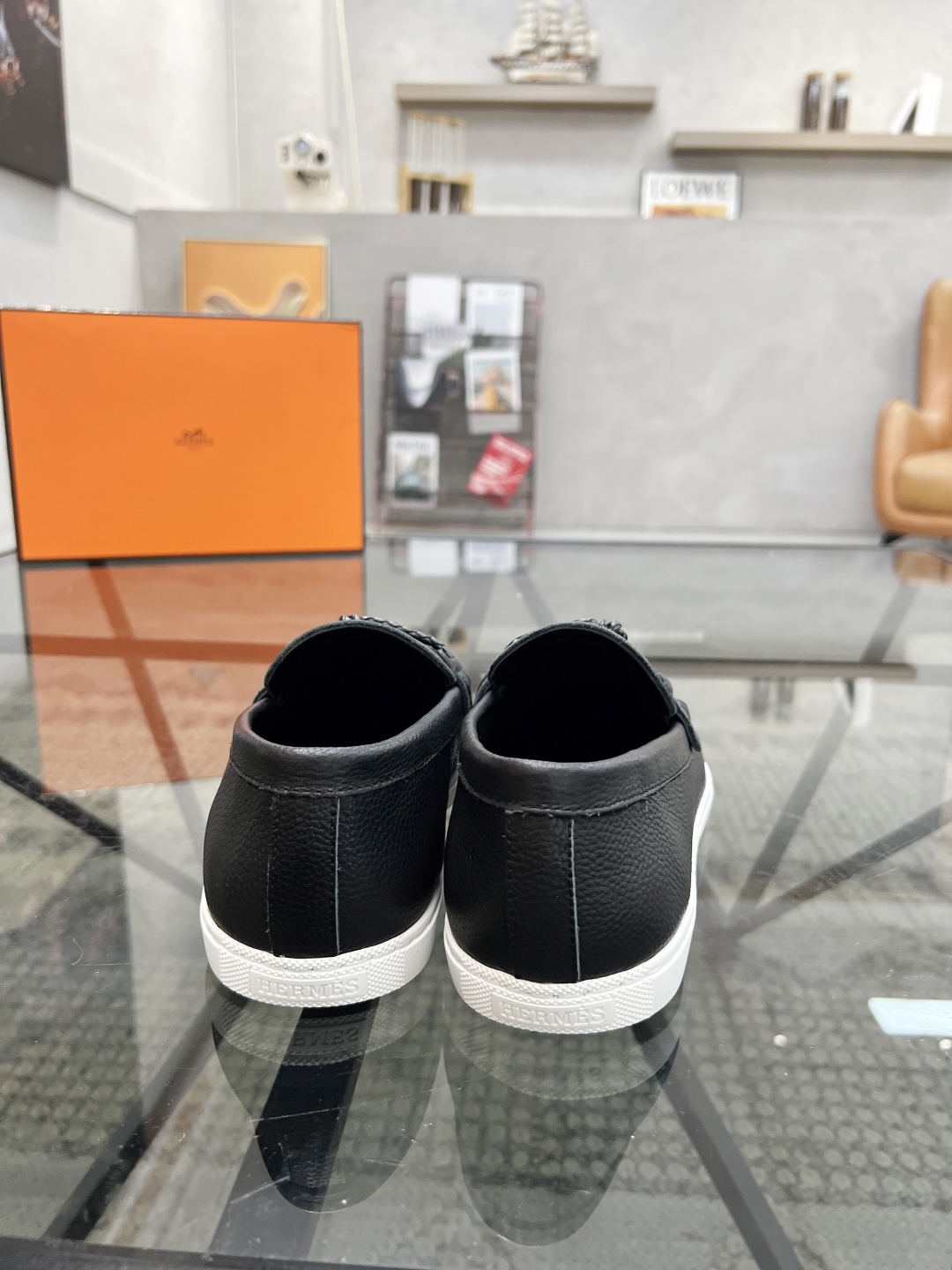 P380 H 🔍顶级代购🇮🇹 爱 炸街男神套脚休闲鞋新品来袭专柜同步发售原厂配置,意大利进口原版牛皮面料,透气舒适驾车必备,全进口水染牛皮里垫,鞋底:戉原厂特供原版底超级舒适,原厂跟单货 🔍🔍高品质,可随意进出专柜,欢迎对比专柜同步,码数 38-44(订45 )