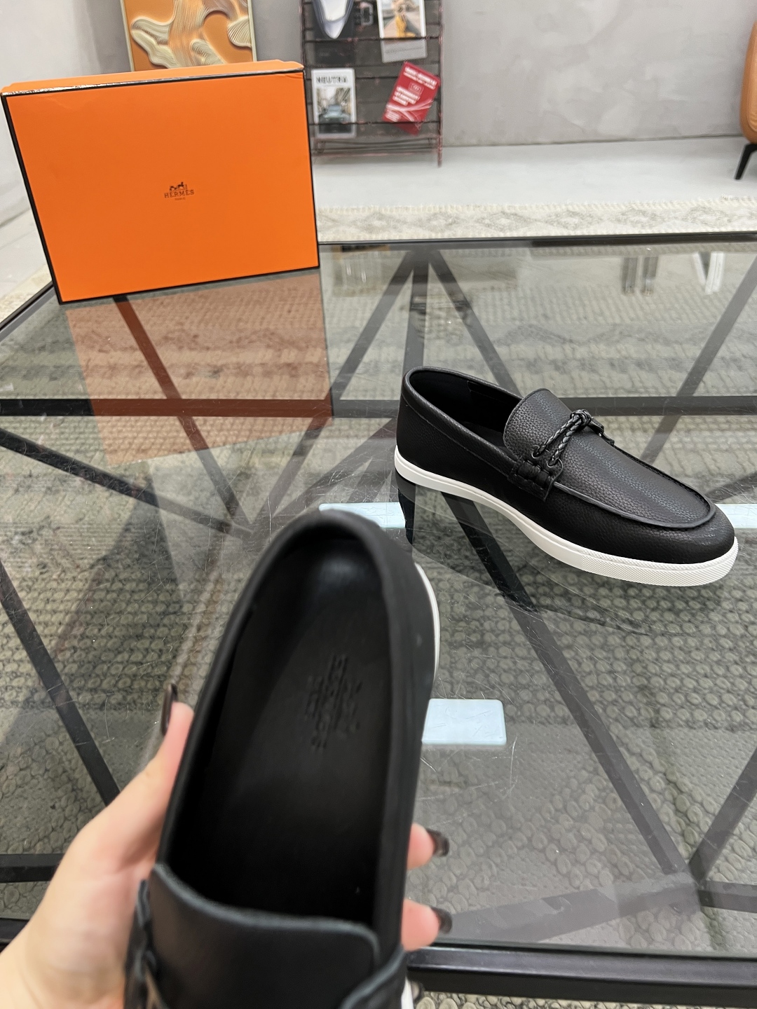 P380 H 🔍顶级代购🇮🇹 爱 炸街男神套脚休闲鞋新品来袭专柜同步发售原厂配置,意大利进口原版牛皮面料,透气舒适驾车必备,全进口水染牛皮里垫,鞋底:戉原厂特供原版底超级舒适,原厂跟单货 🔍🔍高品质,可随意进出专柜,欢迎对比专柜同步,码数 38-44(订45 )