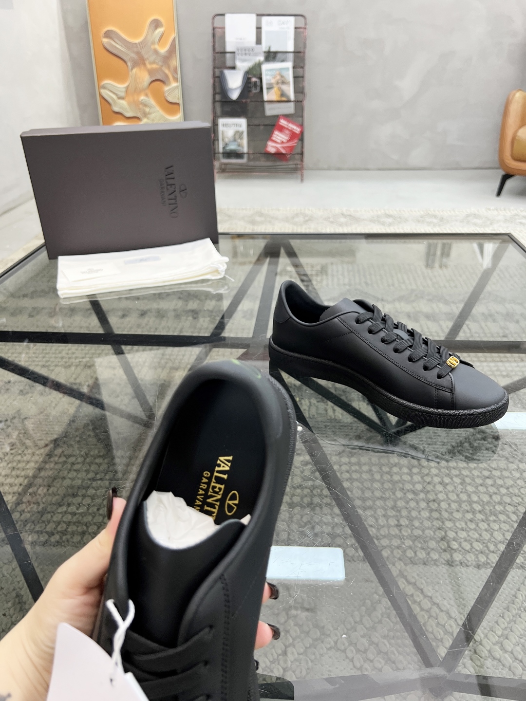  H 🔍顶级代购🇮🇹 华 炸街男神运动鞋新品，经反复试验终打造出完美版本，经典的华伦家高超拼接工艺技术瞬