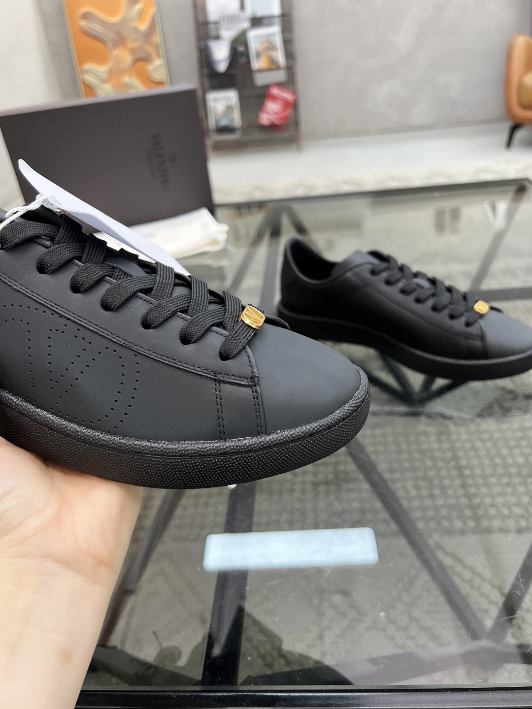 H 🔍顶级代购🇮🇹 华 炸街男神运动鞋新品，经反复试验终打造出完美版本，经典的华伦家高超拼接工艺技术瞬