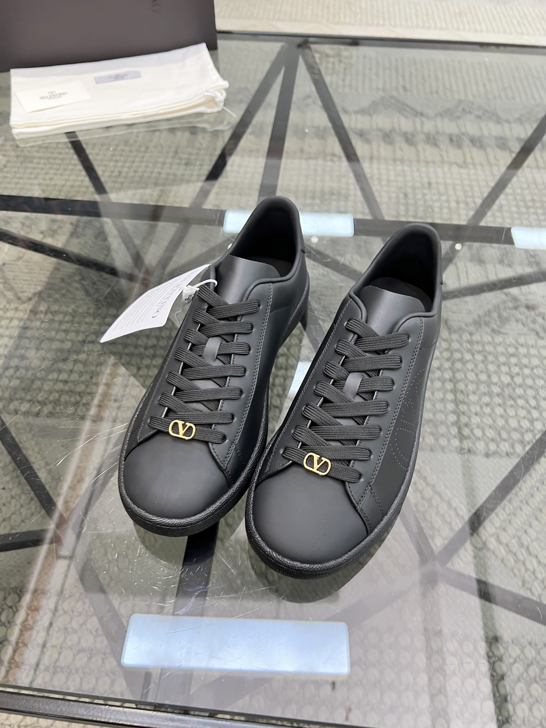  H 🔍顶级代购🇮🇹 华 炸街男神运动鞋新品，经反复试验终打造出完美版本，经典的华伦家高超拼接工艺技术瞬