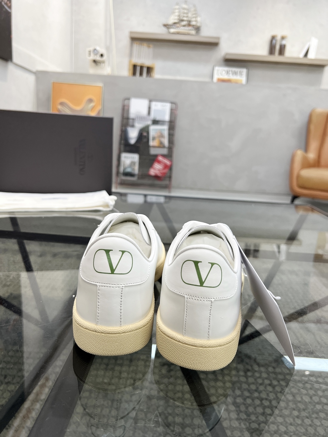  H 🔍顶级代购🇮🇹 华 炸街男神运动鞋新品，经反复试验终打造出完美版本，经典的华伦家高超拼接工艺技术瞬