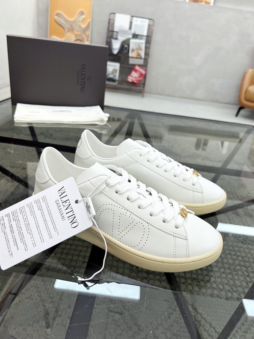  H 🔍顶级代购🇮🇹 华 炸街男神运动鞋新品，经反复试验终打造出完美版本，经典的华伦家高超拼接工艺技术瞬