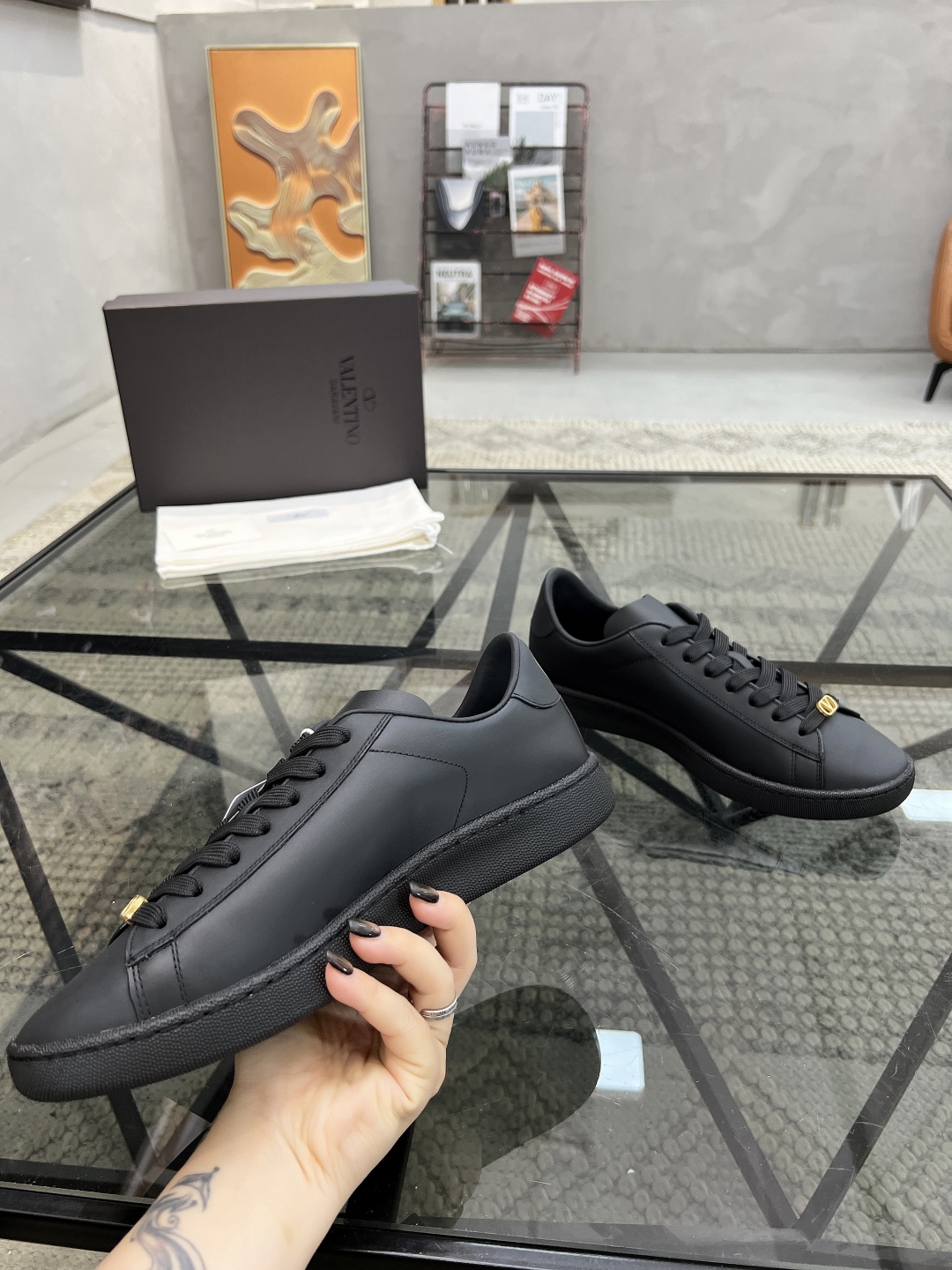 P340 H 🔍顶级代购🇮🇹 华 炸街男神运动鞋新品,经反复试验终打造出完美版本,经典的华伦家高超拼接工艺技术瞬间成为高富帅,意大利进口原版牛皮面料,柔软舒适牛皮内里 鞋底:原厂特供原版底超级舒适,原厂跟单货 🔍🔍高品质,可随意进出专柜,欢迎对比专柜同步,码数 38-45