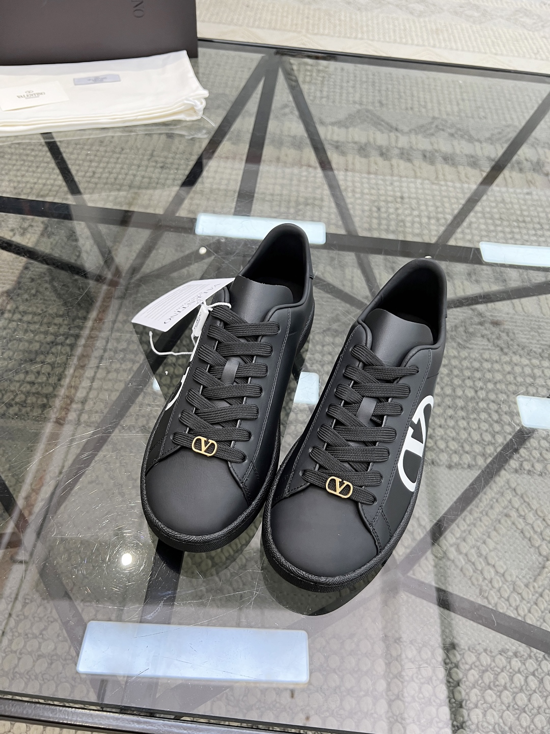 P340 H 🔍顶级代购🇮🇹 华 炸街男神运动鞋新品,经反复试验终打造出完美版本,经典的华伦家高超拼接工艺技术瞬间成为高富帅,意大利进口原版牛皮面料,柔软舒适牛皮内里 鞋底:原厂特供原版底超级舒适,原厂跟单货 🔍🔍高品质,可随意进出专柜,欢迎对比专柜同步,码数 38-45