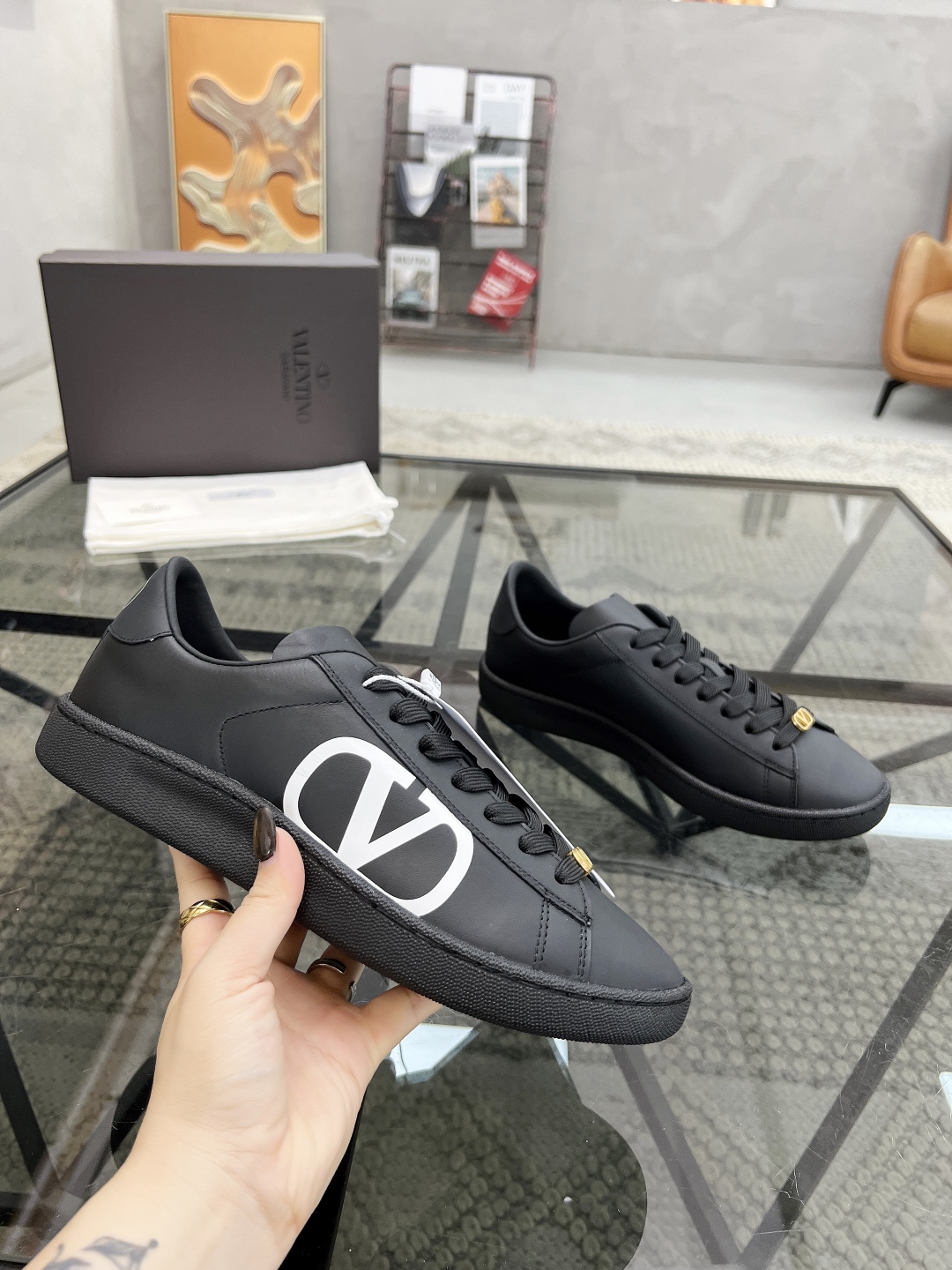 P340 H 🔍顶级代购🇮🇹 华 炸街男神运动鞋新品,经反复试验终打造出完美版本,经典的华伦家高超拼接工艺技术瞬间成为高富帅,意大利进口原版牛皮面料,柔软舒适牛皮内里 鞋底:原厂特供原版底超级舒适,原厂跟单货 🔍🔍高品质,可随意进出专柜,欢迎对比专柜同步,码数 38-45