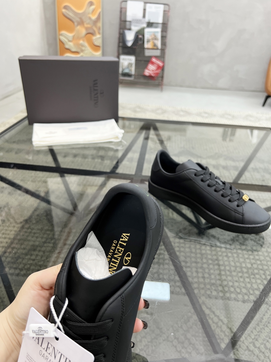 P340 H 🔍顶级代购🇮🇹 华 炸街男神运动鞋新品,经反复试验终打造出完美版本,经典的华伦家高超拼接工艺技术瞬间成为高富帅,意大利进口原版牛皮面料,柔软舒适牛皮内里 鞋底:原厂特供原版底超级舒适,原厂跟单货 🔍🔍高品质,可随意进出专柜,欢迎对比专柜同步,码数 38-45
