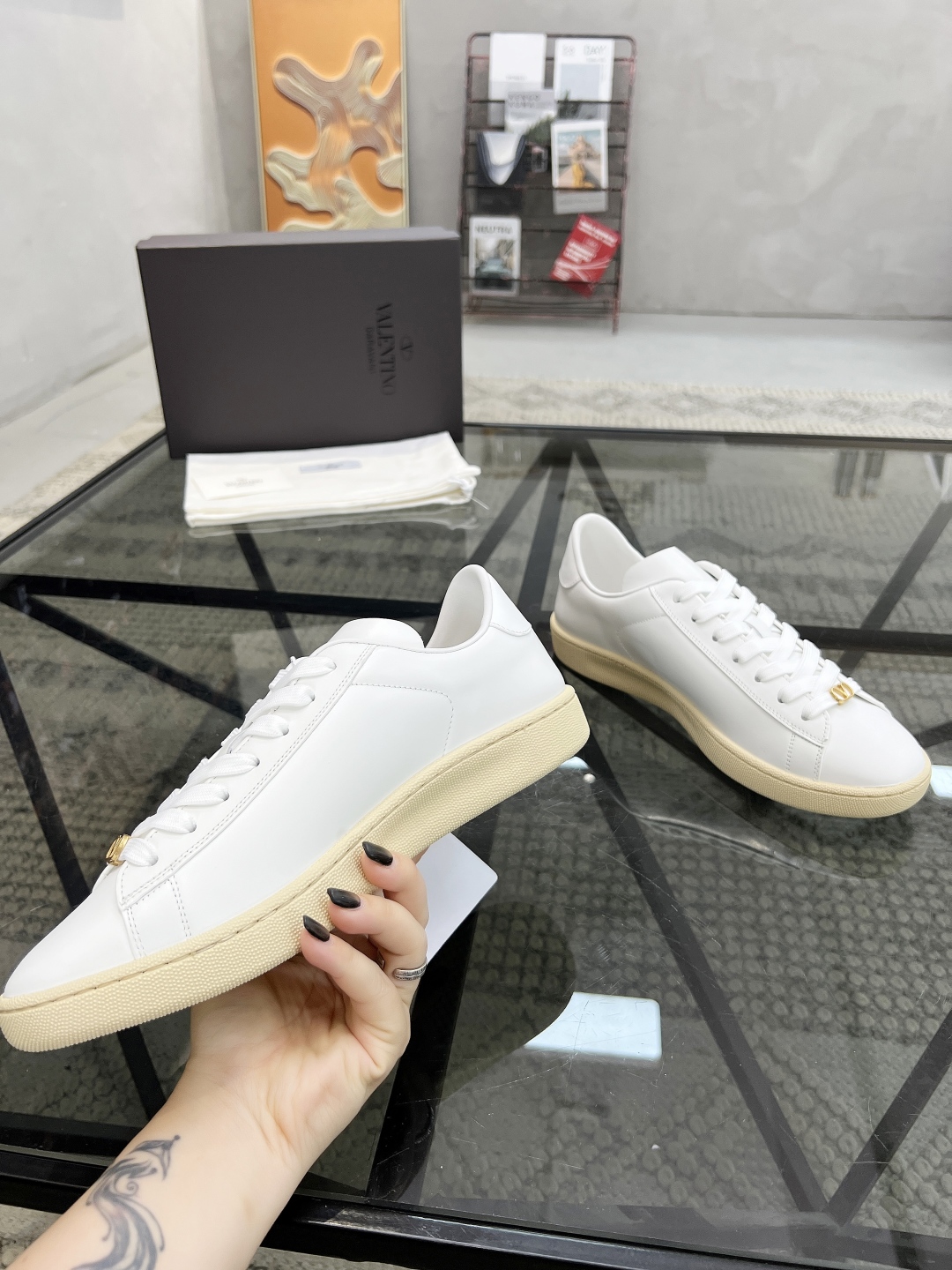 P340 H 🔍顶级代购🇮🇹 华 炸街男神运动鞋新品,经反复试验终打造出完美版本,经典的华伦家高超拼接工艺技术瞬间成为高富帅,意大利进口原版牛皮面料,柔软舒适牛皮内里 鞋底:原厂特供原版底超级舒适,原厂跟单货 🔍🔍高品质,可随意进出专柜,欢迎对比专柜同步,码数 38-45