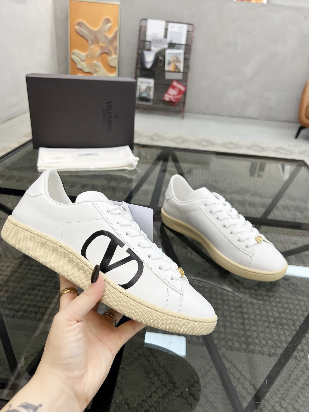 P340 H 🔍顶级代购🇮🇹 华 炸街男神运动鞋新品,经反复试验终打造出完美版本,经典的华伦家高超拼接工艺技术瞬间成为高富帅,意大利进口原版牛皮面料,柔软舒适牛皮内里 鞋底:原厂特供原版底超级舒适,原厂跟单货 🔍🔍高品质,可随意进出专柜,欢迎对比专柜同步,码数 38-45