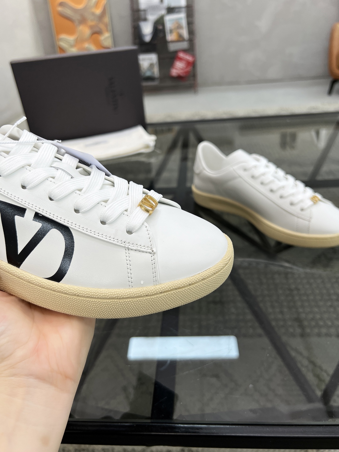 P340 H 🔍顶级代购🇮🇹 华 炸街男神运动鞋新品,经反复试验终打造出完美版本,经典的华伦家高超拼接工艺技术瞬间成为高富帅,意大利进口原版牛皮面料,柔软舒适牛皮内里 鞋底:原厂特供原版底超级舒适,原厂跟单货 🔍🔍高品质,可随意进出专柜,欢迎对比专柜同步,码数 38-45