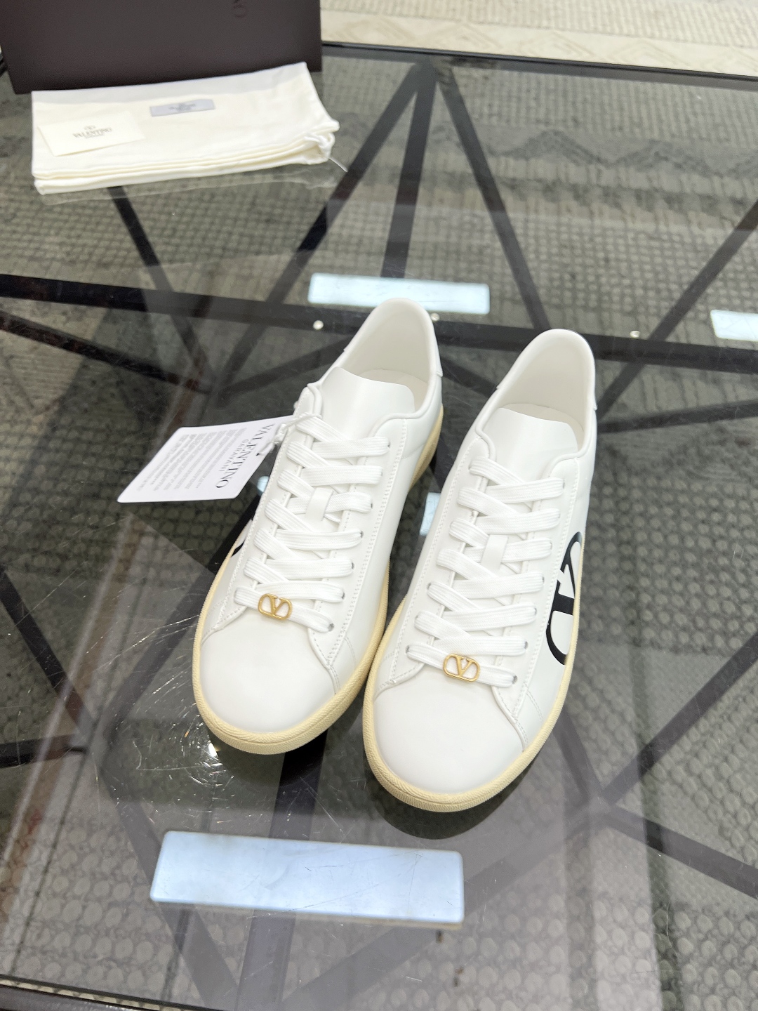 P340 H 🔍顶级代购🇮🇹 华 炸街男神运动鞋新品,经反复试验终打造出完美版本,经典的华伦家高超拼接工艺技术瞬间成为高富帅,意大利进口原版牛皮面料,柔软舒适牛皮内里 鞋底:原厂特供原版底超级舒适,原厂跟单货 🔍🔍高品质,可随意进出专柜,欢迎对比专柜同步,码数 38-45