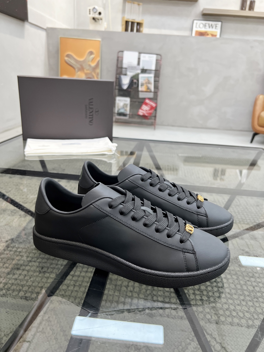 P330 H 🔍顶级代购🇮🇹 华 炸街男神运动鞋新品,经反复试验终打造出完美版本,经典的华伦家高超拼接工艺技术瞬间成为高富帅,意大利进口原版牛皮面料,柔软舒适牛皮内里 鞋底:原厂特供原版底超级舒适,原厂跟单货 🔍🔍高品质,可随意进出专柜,欢迎对比专柜同步,码数 38-45