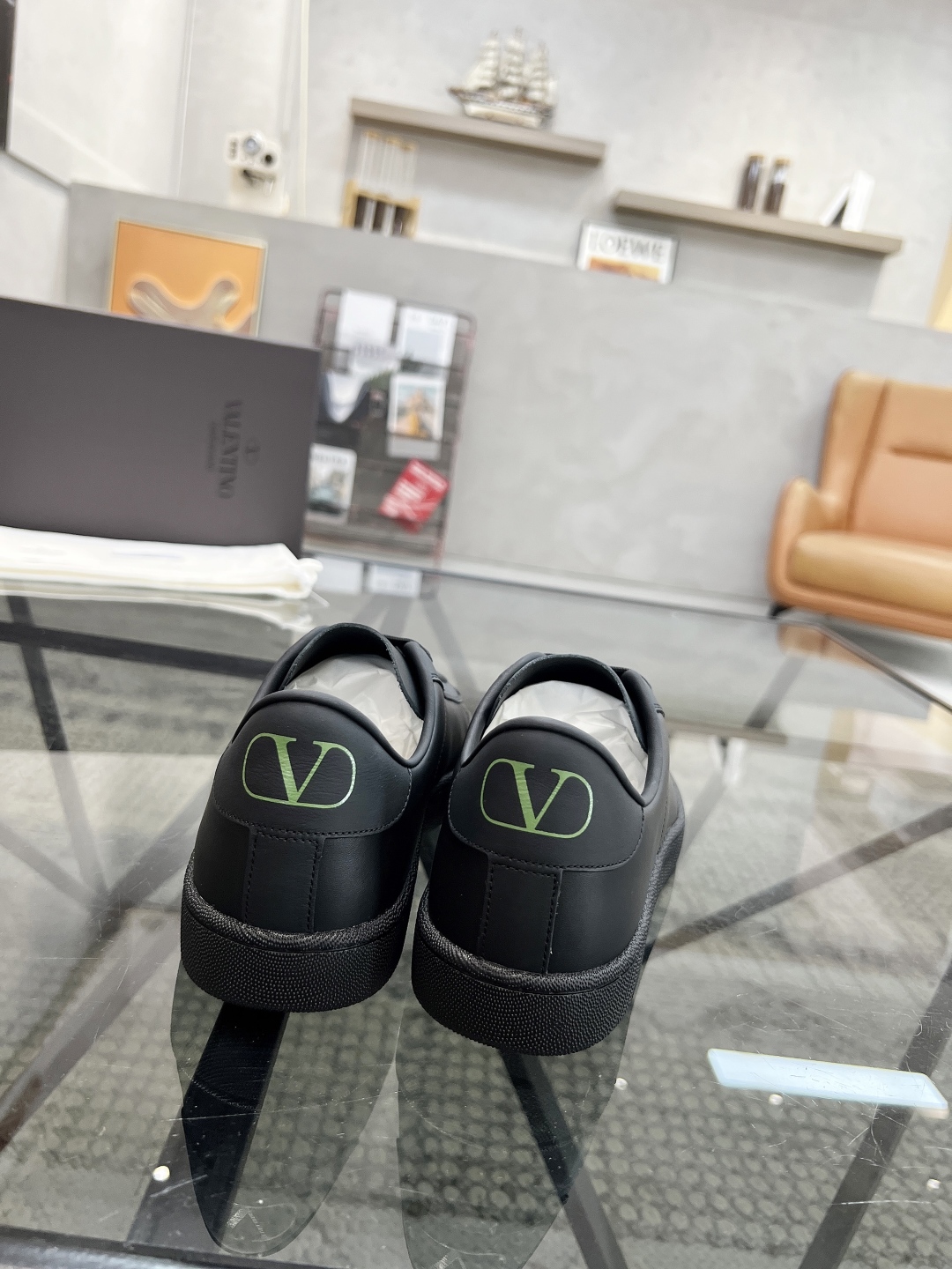 P330 H 🔍顶级代购🇮🇹 华 炸街男神运动鞋新品,经反复试验终打造出完美版本,经典的华伦家高超拼接工艺技术瞬间成为高富帅,意大利进口原版牛皮面料,柔软舒适牛皮内里 鞋底:原厂特供原版底超级舒适,原厂跟单货 🔍🔍高品质,可随意进出专柜,欢迎对比专柜同步,码数 38-45