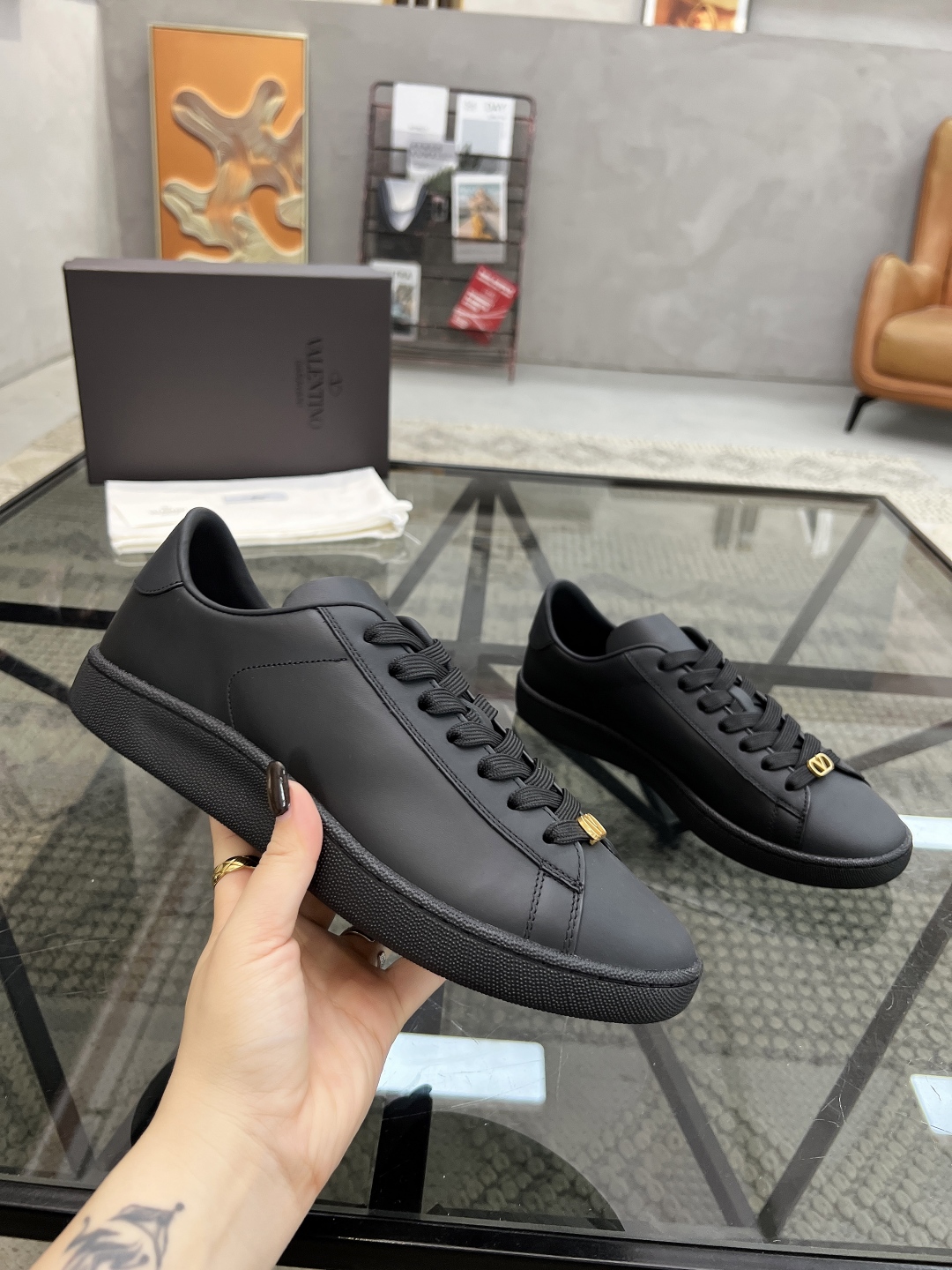 P330 H 🔍顶级代购🇮🇹 华 炸街男神运动鞋新品,经反复试验终打造出完美版本,经典的华伦家高超拼接工艺技术瞬间成为高富帅,意大利进口原版牛皮面料,柔软舒适牛皮内里 鞋底:原厂特供原版底超级舒适,原厂跟单货 🔍🔍高品质,可随意进出专柜,欢迎对比专柜同步,码数 38-45