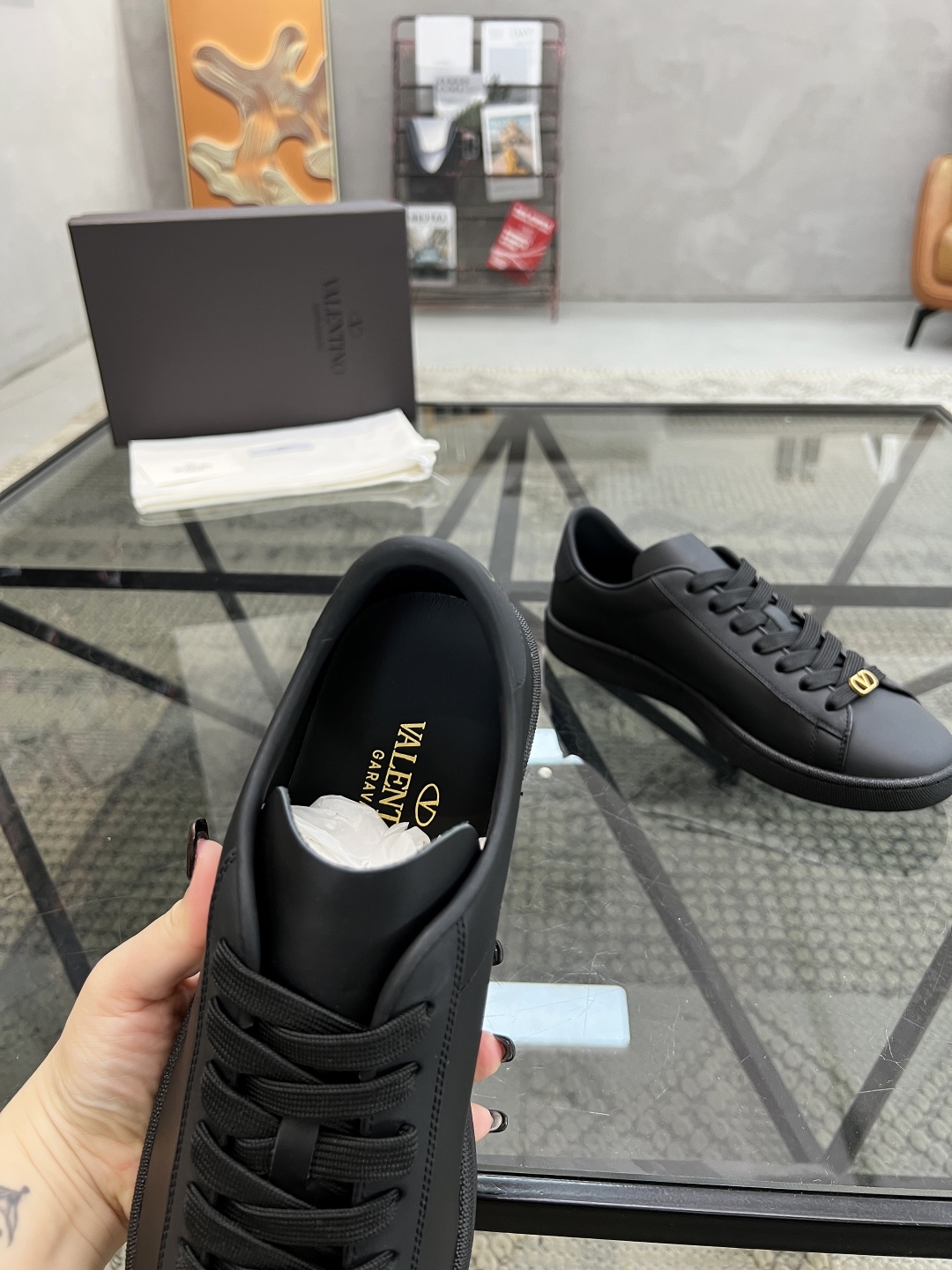 P330 H 🔍顶级代购🇮🇹 华 炸街男神运动鞋新品,经反复试验终打造出完美版本,经典的华伦家高超拼接工艺技术瞬间成为高富帅,意大利进口原版牛皮面料,柔软舒适牛皮内里 鞋底:原厂特供原版底超级舒适,原厂跟单货 🔍🔍高品质,可随意进出专柜,欢迎对比专柜同步,码数 38-45