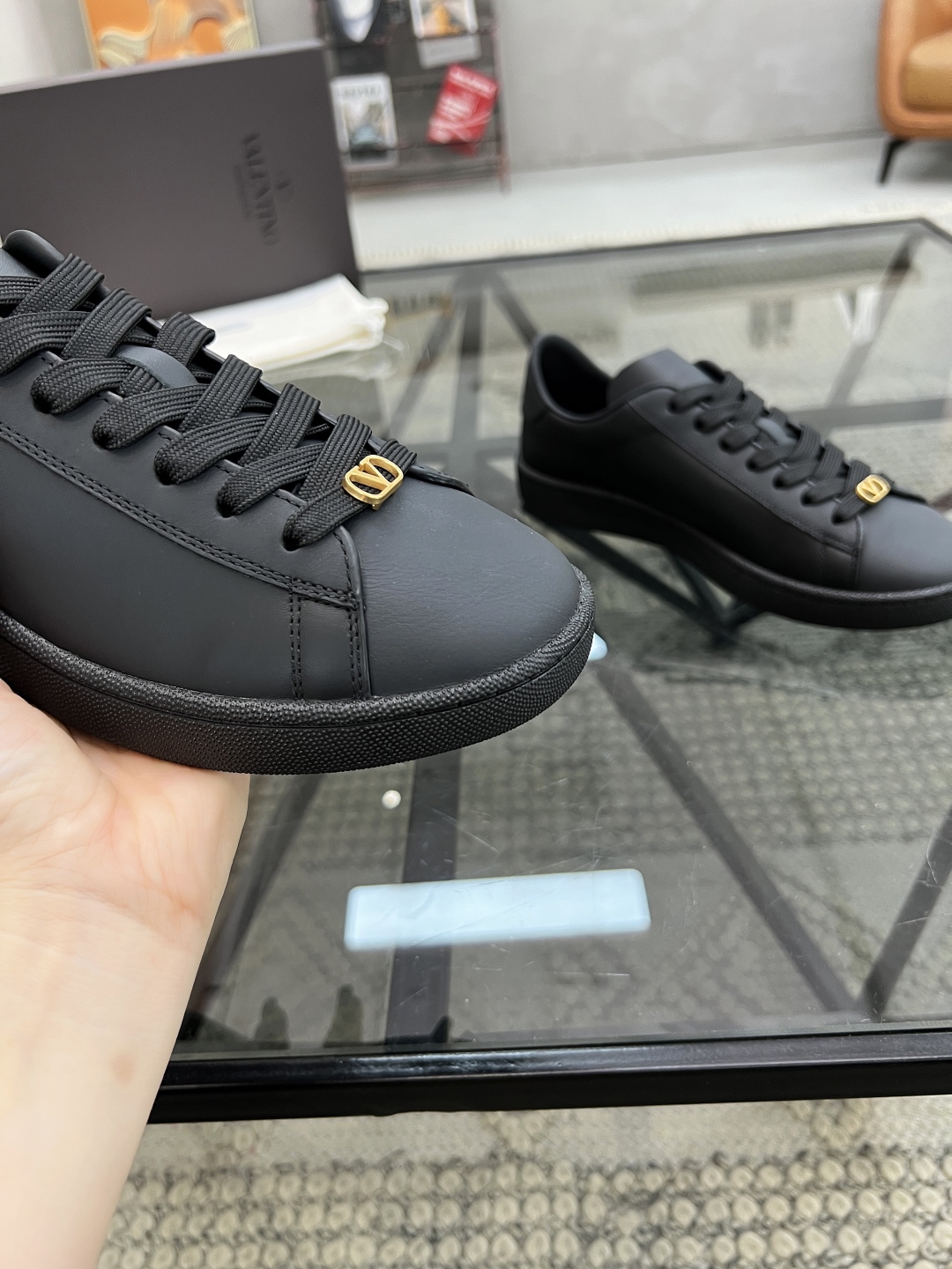 P330 H 🔍顶级代购🇮🇹 华 炸街男神运动鞋新品,经反复试验终打造出完美版本,经典的华伦家高超拼接工艺技术瞬间成为高富帅,意大利进口原版牛皮面料,柔软舒适牛皮内里 鞋底:原厂特供原版底超级舒适,原厂跟单货 🔍🔍高品质,可随意进出专柜,欢迎对比专柜同步,码数 38-45