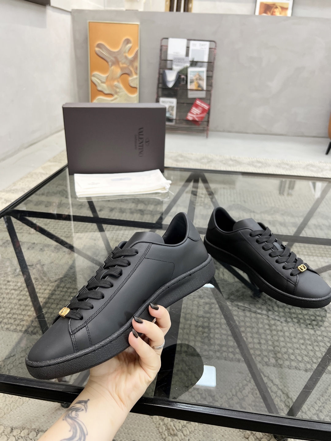 P330 H 🔍顶级代购🇮🇹 华 炸街男神运动鞋新品,经反复试验终打造出完美版本,经典的华伦家高超拼接工艺技术瞬间成为高富帅,意大利进口原版牛皮面料,柔软舒适牛皮内里 鞋底:原厂特供原版底超级舒适,原厂跟单货 🔍🔍高品质,可随意进出专柜,欢迎对比专柜同步,码数 38-45