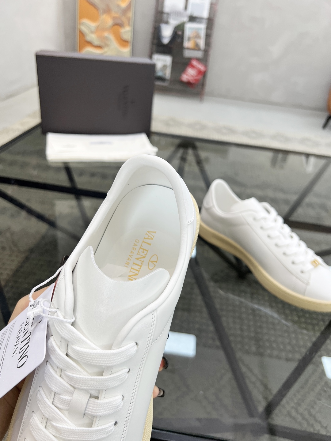 P330 H 🔍顶级代购🇮🇹 华 炸街男神运动鞋新品,经反复试验终打造出完美版本,经典的华伦家高超拼接工艺技术瞬间成为高富帅,意大利进口原版牛皮面料,柔软舒适牛皮内里 鞋底:原厂特供原版底超级舒适,原厂跟单货 🔍🔍高品质,可随意进出专柜,欢迎对比专柜同步,码数 38-45
