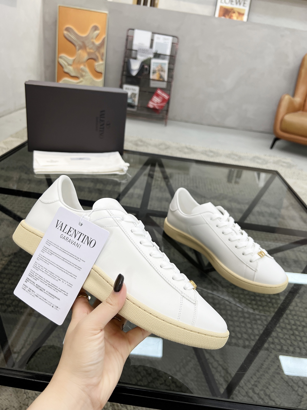 P330 H 🔍顶级代购🇮🇹 华 炸街男神运动鞋新品,经反复试验终打造出完美版本,经典的华伦家高超拼接工艺技术瞬间成为高富帅,意大利进口原版牛皮面料,柔软舒适牛皮内里 鞋底:原厂特供原版底超级舒适,原厂跟单货 🔍🔍高品质,可随意进出专柜,欢迎对比专柜同步,码数 38-45