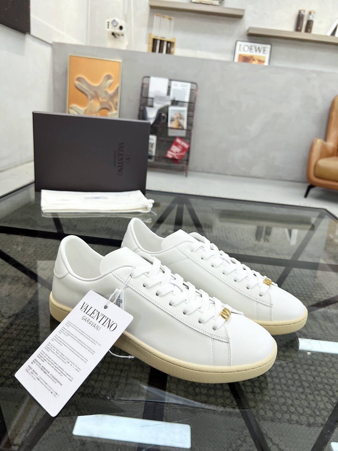 P330 H 🔍顶级代购🇮🇹 华 炸街男神运动鞋新品,经反复试验终打造出完美版本,经典的华伦家高超拼接工艺技术瞬间成为高富帅,意大利进口原版牛皮面料,柔软舒适牛皮内里 鞋底:原厂特供原版底超级舒适,原厂跟单货 🔍🔍高品质,可随意进出专柜,欢迎对比专柜同步,码数 38-45