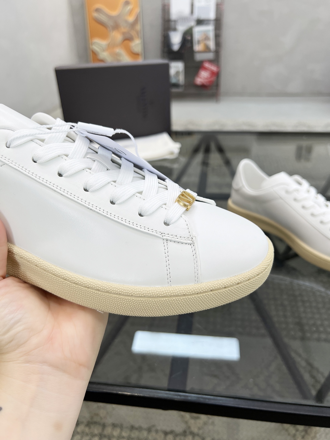 P330 H 🔍顶级代购🇮🇹 华 炸街男神运动鞋新品,经反复试验终打造出完美版本,经典的华伦家高超拼接工艺技术瞬间成为高富帅,意大利进口原版牛皮面料,柔软舒适牛皮内里 鞋底:原厂特供原版底超级舒适,原厂跟单货 🔍🔍高品质,可随意进出专柜,欢迎对比专柜同步,码数 38-45