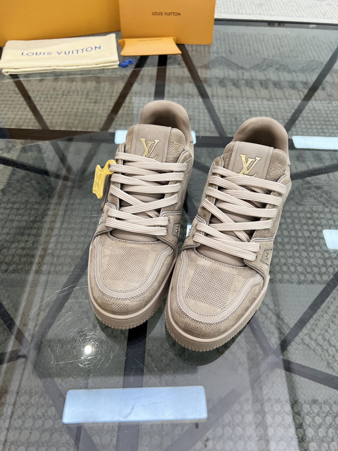  L 🔍顶级代购🇮🇹 路 炸街男神爆款运动板鞋专柜同步，鞋面意大利进口牛皮面料，高品质复杂拼接工艺品，进