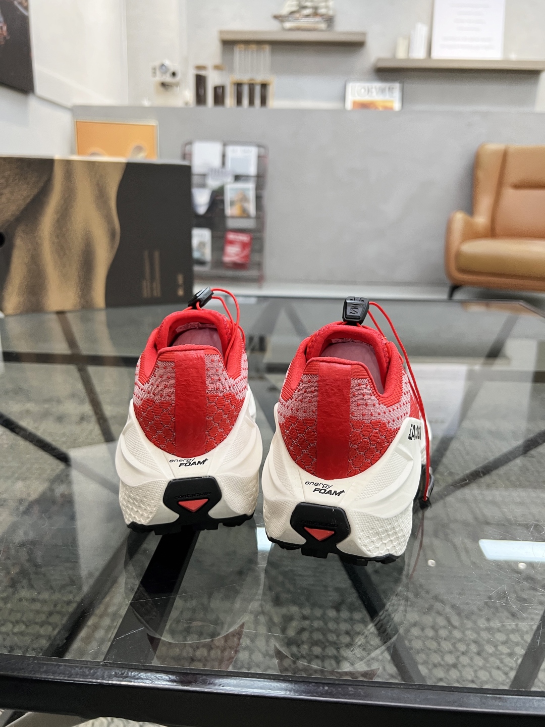 P400 S 🔍顶级代购🇮🇹 萨 炸街情侣👫款官网新品原单货专柜同步,鞋面意大利进口滴胶搭配飞织面料,潮达人爆款版面舒适大方,透气网布内里舒适,鞋底:原厂特供原版底,独家活动成型底超级舒适,原厂跟单货,🔍🔍高品质,可随意进出专柜,欢迎对比,女码 35-39 男码 39-44