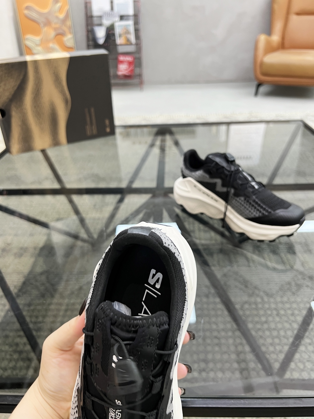 P400 S 🔍顶级代购🇮🇹 萨 炸街情侣👫款官网新品原单货专柜同步,鞋面意大利进口滴胶搭配飞织面料,潮达人爆款版面舒适大方,透气网布内里舒适,鞋底:原厂特供原版底,独家活动成型底超级舒适,原厂跟单货,🔍🔍高品质,可随意进出专柜,欢迎对比,女码 35-39 男码 39-44