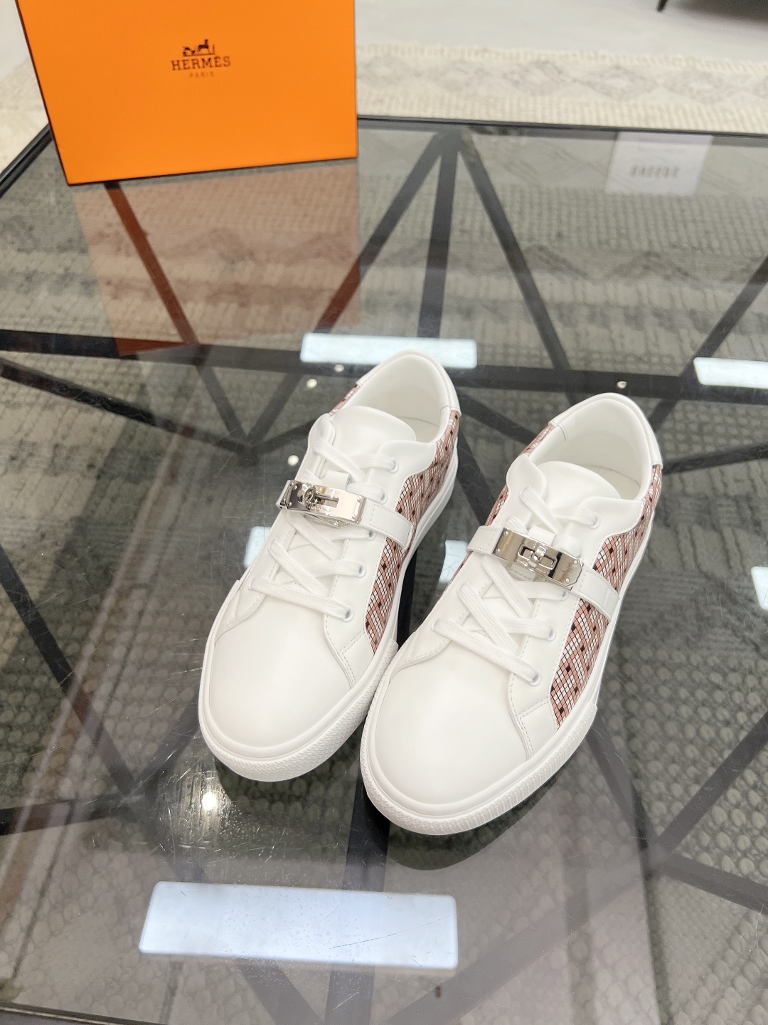 P380 H 🔍顶级代购🇮🇹 爱 炸街男神休闲鞋新品来袭专柜同步发售原厂配置,意大利进口原版牛皮搭配印花布面料,高品质拼接工艺潮男必备,全进口水染牛皮里垫,鞋底:原厂特供原版底超级舒适,原厂跟单货 🔍🔍高品质,可随意进出专柜,欢迎对比专柜同步,码数 38-44( 订 45 )