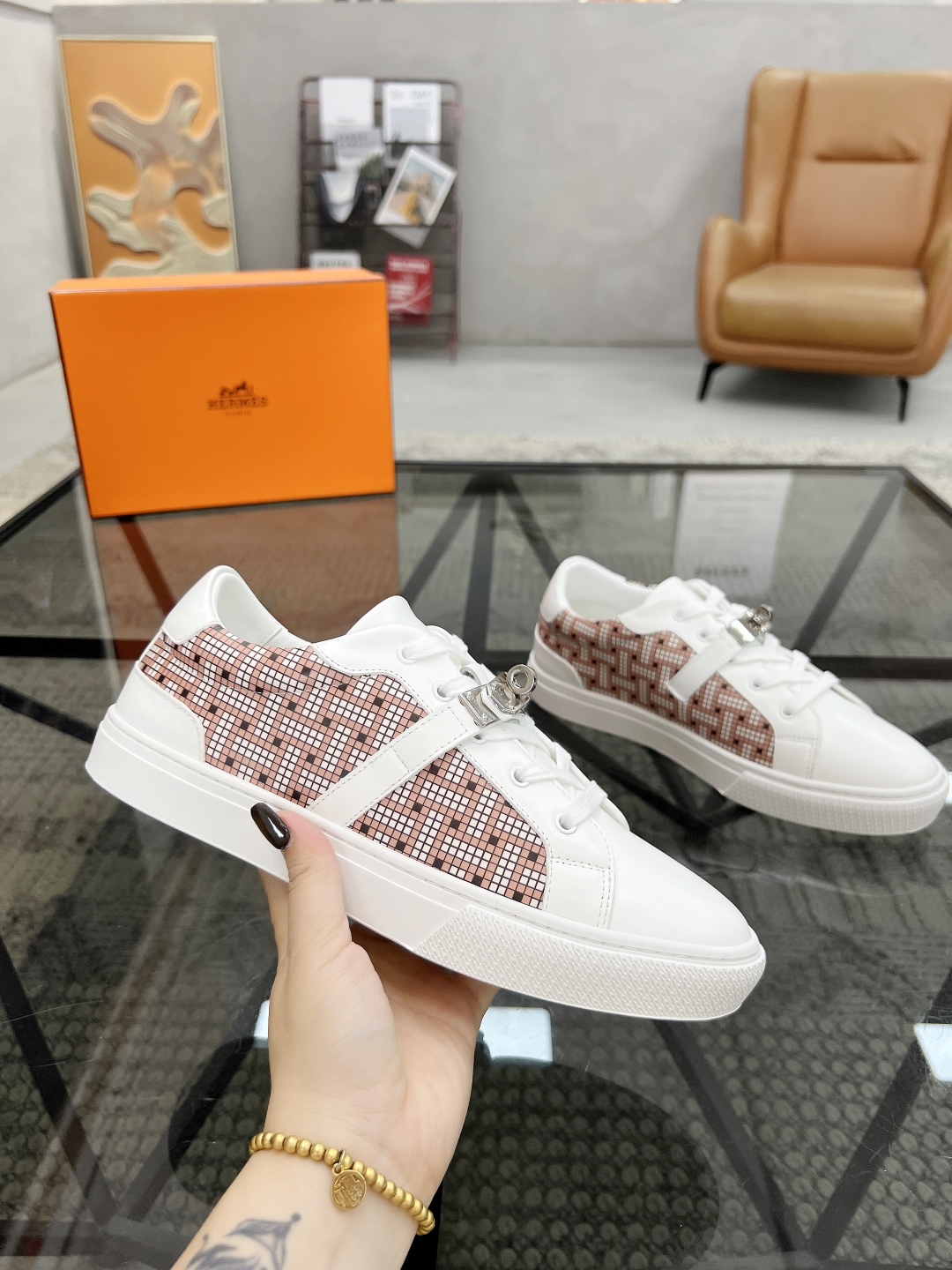 P380 H 🔍顶级代购🇮🇹 爱 炸街男神休闲鞋新品来袭专柜同步发售原厂配置,意大利进口原版牛皮搭配印花布面料,高品质拼接工艺潮男必备,全进口水染牛皮里垫,鞋底:原厂特供原版底超级舒适,原厂跟单货 🔍🔍高品质,可随意进出专柜,欢迎对比专柜同步,码数 38-44( 订 45 )