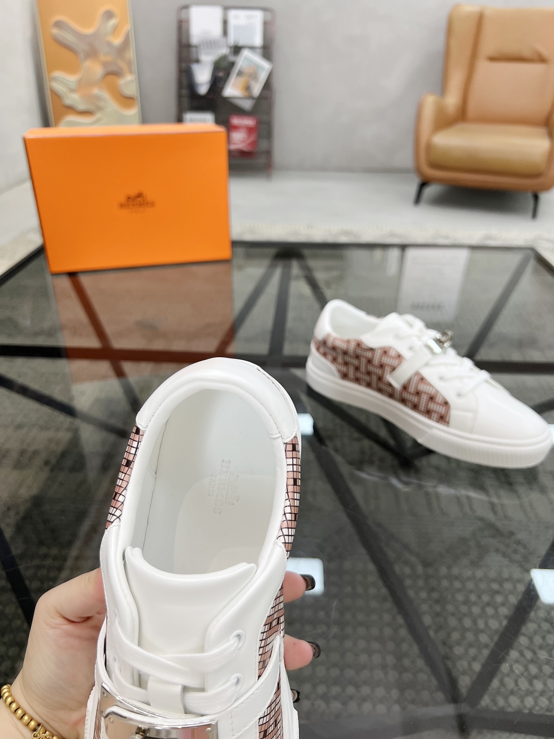 P380 H 🔍顶级代购🇮🇹 爱 炸街男神休闲鞋新品来袭专柜同步发售原厂配置,意大利进口原版牛皮搭配印花布面料,高品质拼接工艺潮男必备,全进口水染牛皮里垫,鞋底:原厂特供原版底超级舒适,原厂跟单货 🔍🔍高品质,可随意进出专柜,欢迎对比专柜同步,码数 38-44( 订 45 )
