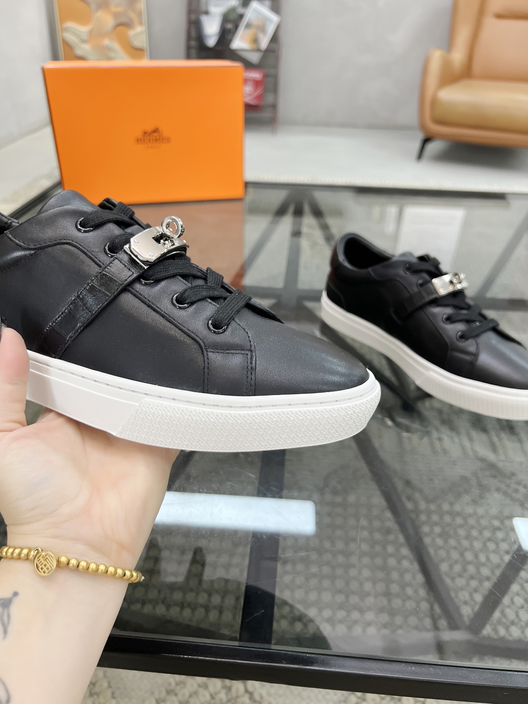  H 🔍顶级代购🇮🇹 爱 炸街男神休闲鞋新品来袭专柜同步发售原厂配置，意大利进口原版牛皮面料，高品质拼接
