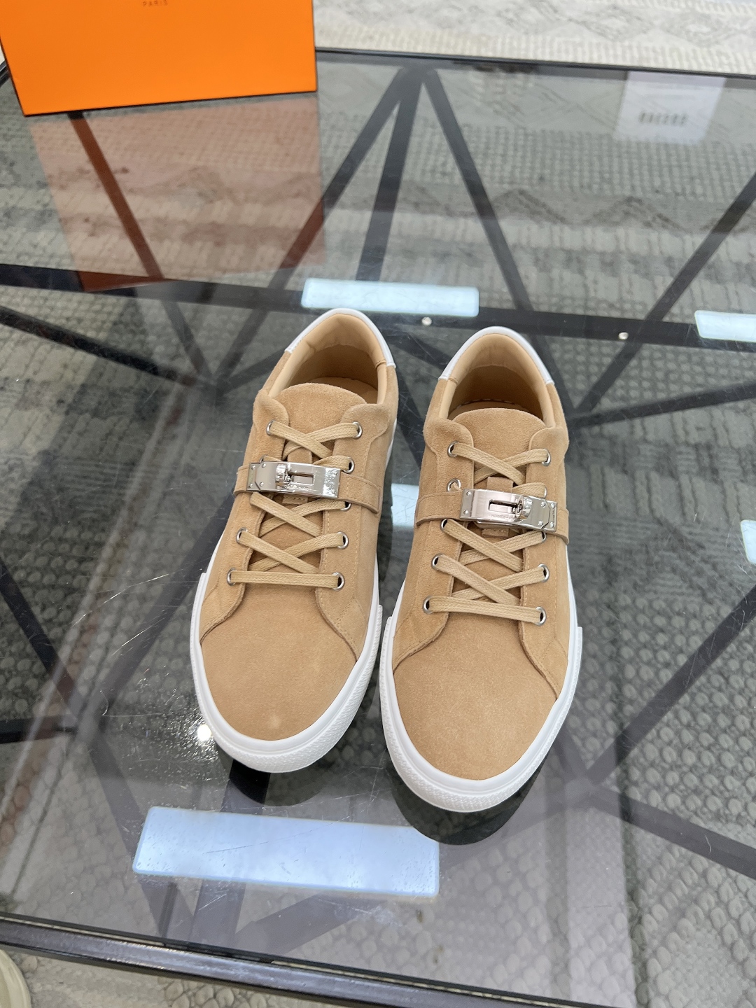 P380 H 🔍顶级代购🇮🇹 爱 炸街男神休闲鞋新品来袭专柜同步发售原厂配置,意大利进口原版牛皮面料,高品质拼接工艺潮男必备,全进口水染牛皮里垫,鞋底:原厂特供原版底超级舒适,原厂跟单货 🔍🔍高品质,可随意进出专柜,欢迎对比专柜同步,码数 38-44( 订 45 )