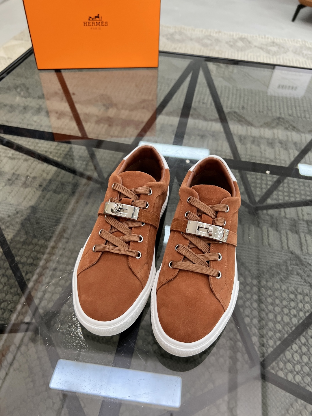  H 🔍顶级代购🇮🇹 爱 炸街男神休闲鞋新品来袭专柜同步发售原厂配置，意大利进口原版牛皮面料，高品质拼接