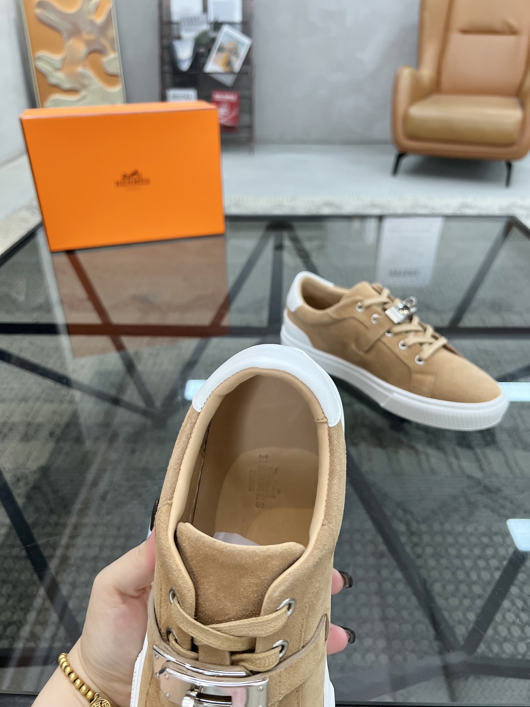 P380 H 🔍顶级代购🇮🇹 爱 炸街男神休闲鞋新品来袭专柜同步发售原厂配置,意大利进口原版牛皮面料,高品质拼接工艺潮男必备,全进口水染牛皮里垫,鞋底:原厂特供原版底超级舒适,原厂跟单货 🔍🔍高品质,可随意进出专柜,欢迎对比专柜同步,码数 38-44( 订 45 )