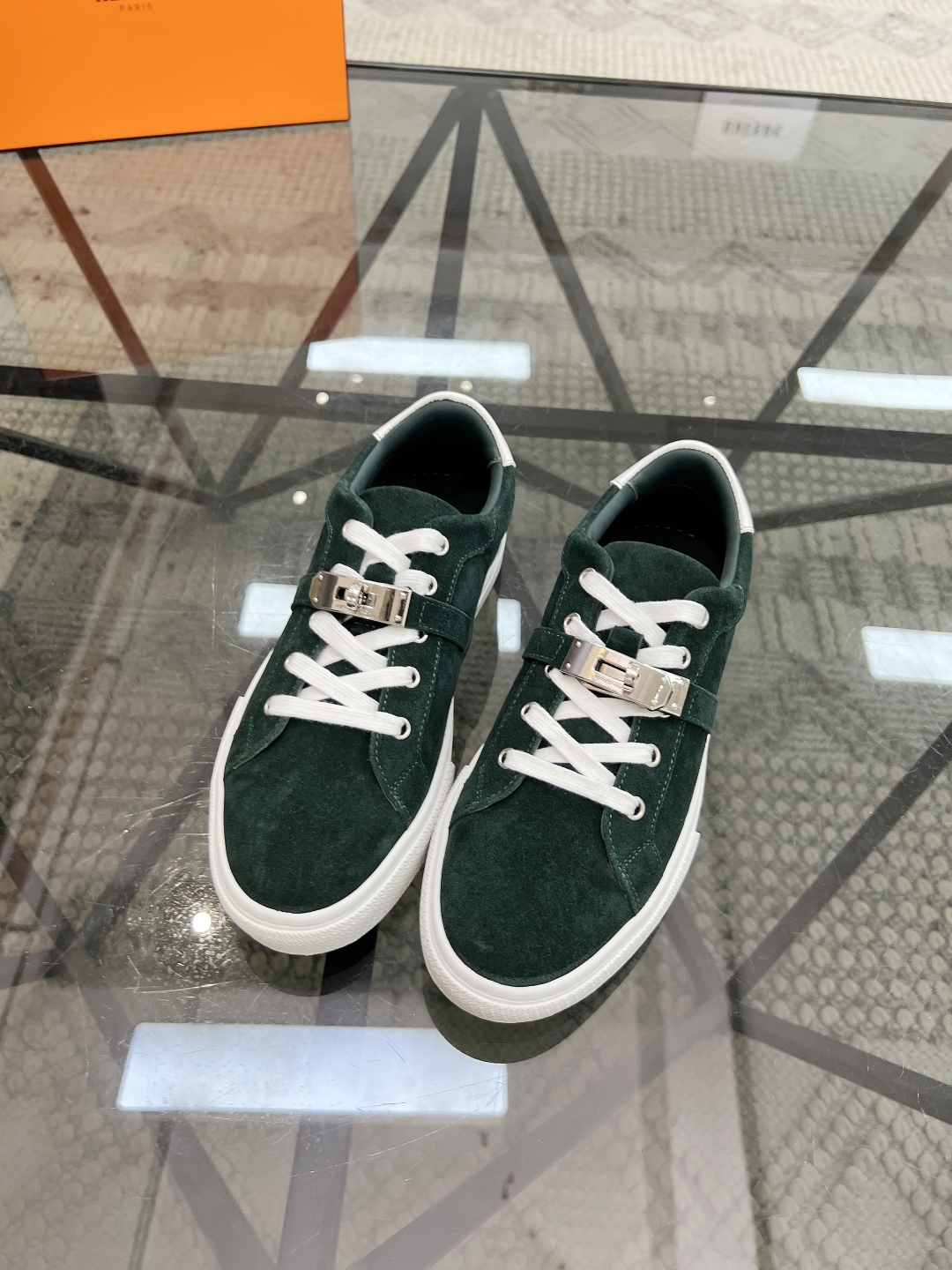 P380 H 🔍顶级代购🇮🇹 爱 炸街男神休闲鞋新品来袭专柜同步发售原厂配置,意大利进口原版牛皮面料,高品质拼接工艺潮男必备,全进口水染牛皮里垫,鞋底:原厂特供原版底超级舒适,原厂跟单货 🔍🔍高品质,可随意进出专柜,欢迎对比专柜同步,码数 38-44( 订 45 )