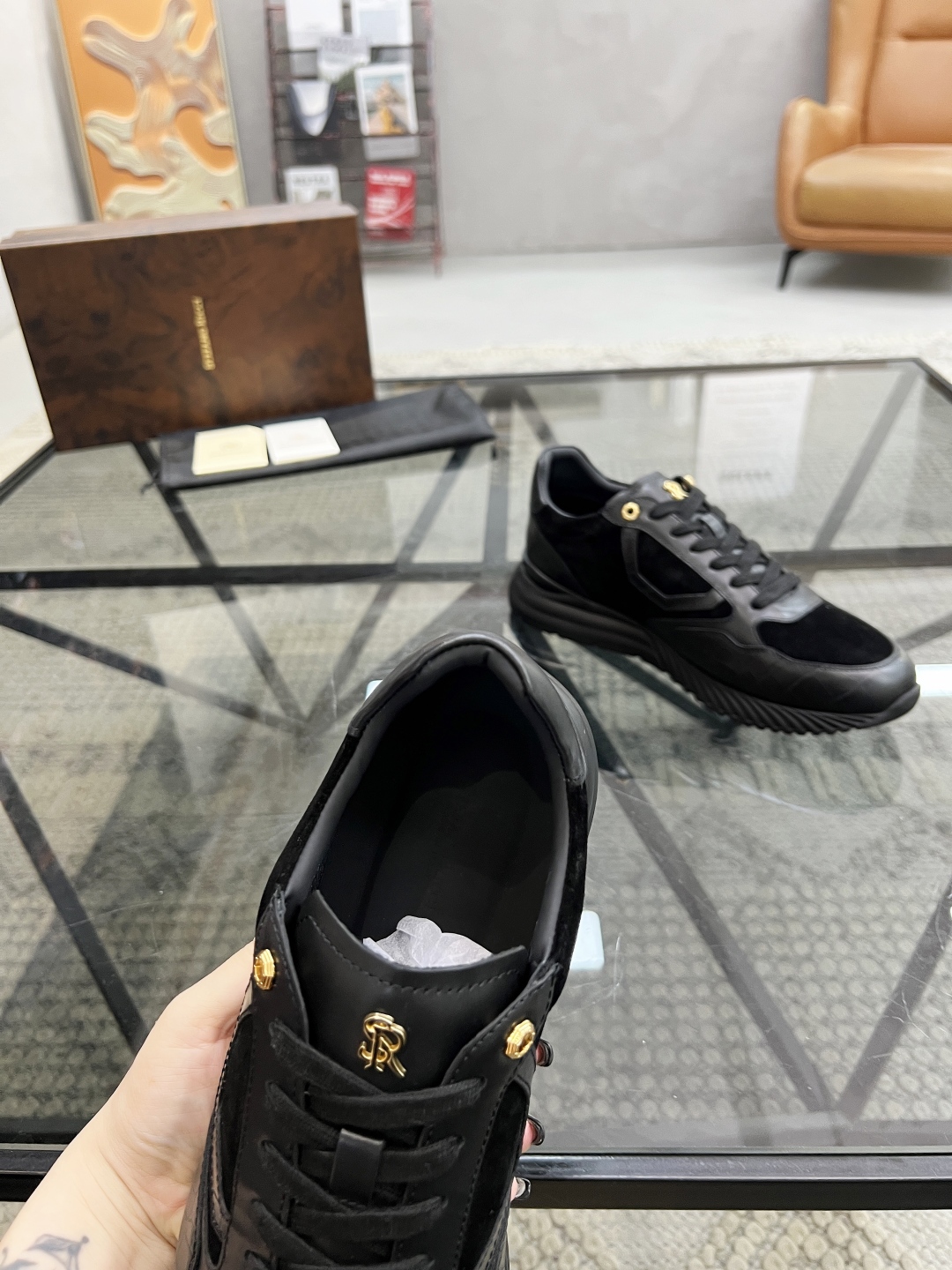 P540 S 🔍顶级代购🇮🇹 史 炸街男神休闲运动鞋爆款专柜新品同步,鞋面意大利进口牛皮面料,经典大方版面男士气质,进口水染牛皮内里垫,鞋底:原厂特供原版底,独家活动成型底超级舒适,原厂跟单货,🔍🔍高品质,可随意进出专柜,欢迎对比,码数 39-44(订 45)