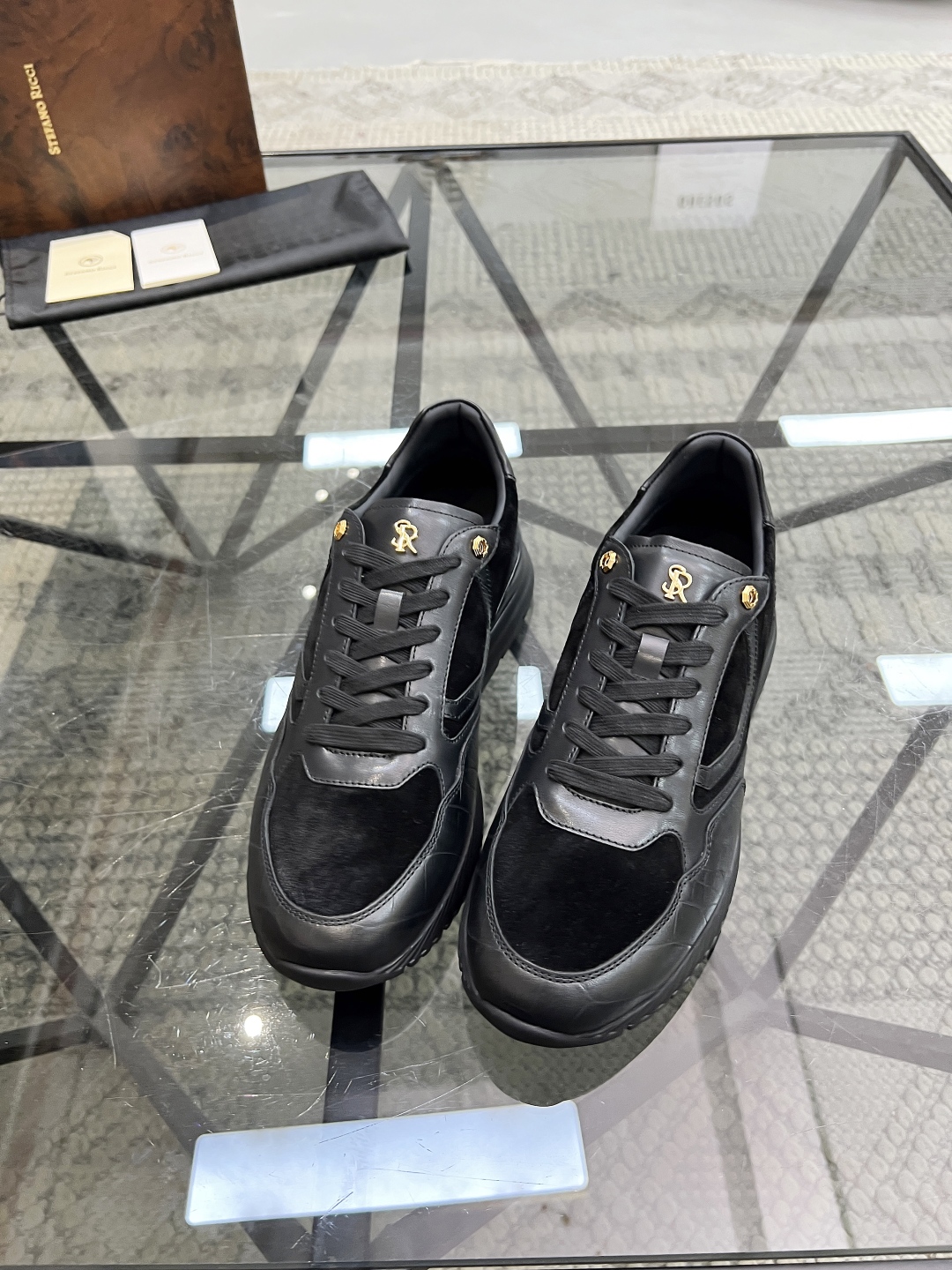 P540 S 🔍顶级代购🇮🇹 史 炸街男神休闲运动鞋爆款专柜新品同步,鞋面意大利进口牛皮面料,经典大方版面男士气质,进口水染牛皮内里垫,鞋底:原厂特供原版底,独家活动成型底超级舒适,原厂跟单货,🔍🔍高品质,可随意进出专柜,欢迎对比,码数 39-44(订 45)