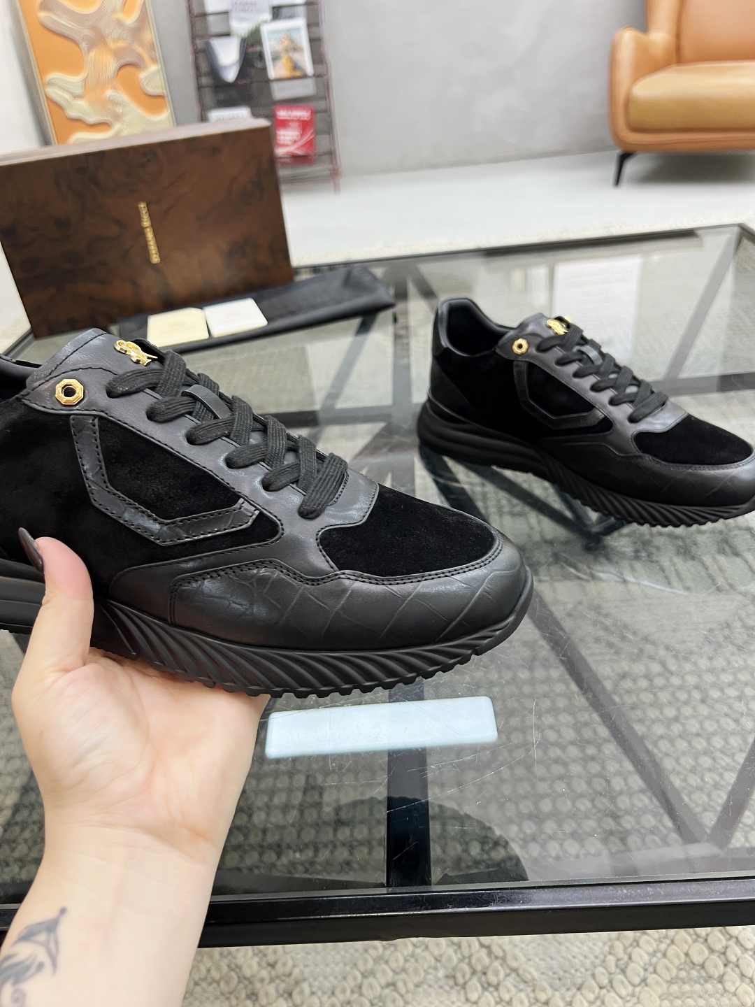 P540 S 🔍顶级代购🇮🇹 史 炸街男神休闲运动鞋爆款专柜新品同步,鞋面意大利进口牛皮面料,经典大方版面男士气质,进口水染牛皮内里垫,鞋底:原厂特供原版底,独家活动成型底超级舒适,原厂跟单货,🔍🔍高品质,可随意进出专柜,欢迎对比,码数 39-44(订 45)