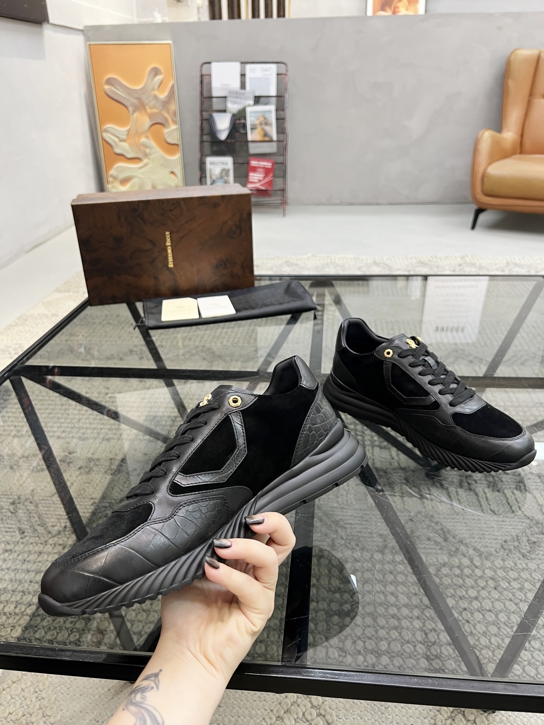 P540 S 🔍顶级代购🇮🇹 史 炸街男神休闲运动鞋爆款专柜新品同步,鞋面意大利进口牛皮面料,经典大方版面男士气质,进口水染牛皮内里垫,鞋底:原厂特供原版底,独家活动成型底超级舒适,原厂跟单货,🔍🔍高品质,可随意进出专柜,欢迎对比,码数 39-44(订 45)