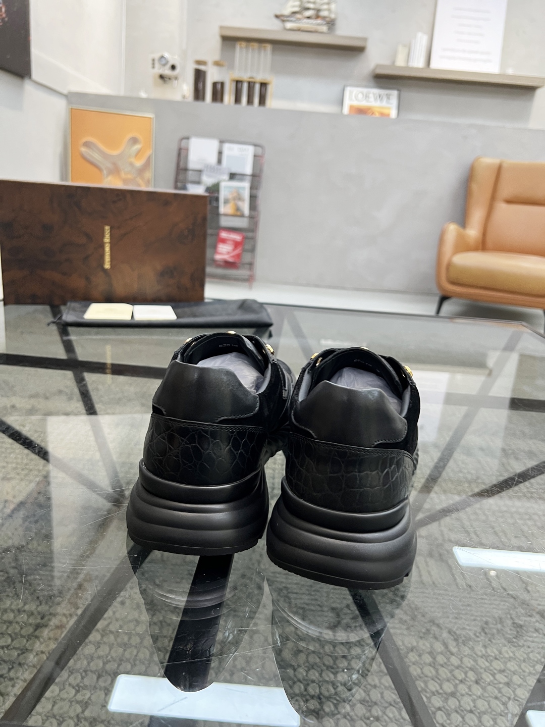P540 S 🔍顶级代购🇮🇹 史 炸街男神休闲运动鞋爆款专柜新品同步,鞋面意大利进口牛皮面料,经典大方版面男士气质,进口水染牛皮内里垫,鞋底:原厂特供原版底,独家活动成型底超级舒适,原厂跟单货,🔍🔍高品质,可随意进出专柜,欢迎对比,码数 39-44(订 45)