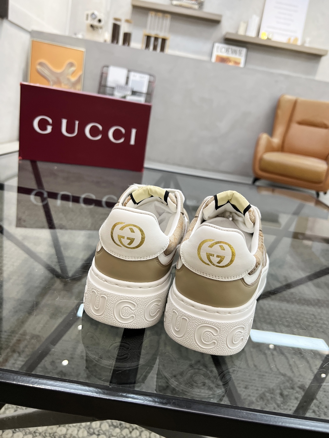 P450  G 🔍顶级代购🇮🇹 古 炸街男神运动新品专柜同步发售原厂配置，意大利进口进口牛皮面料，柔软舒适网布内里垫，鞋底原厂特供原版底超级舒适，原厂跟单货 🔍🔍高品质，可随意进出专柜，欢迎对比专柜同步，码数 38-45