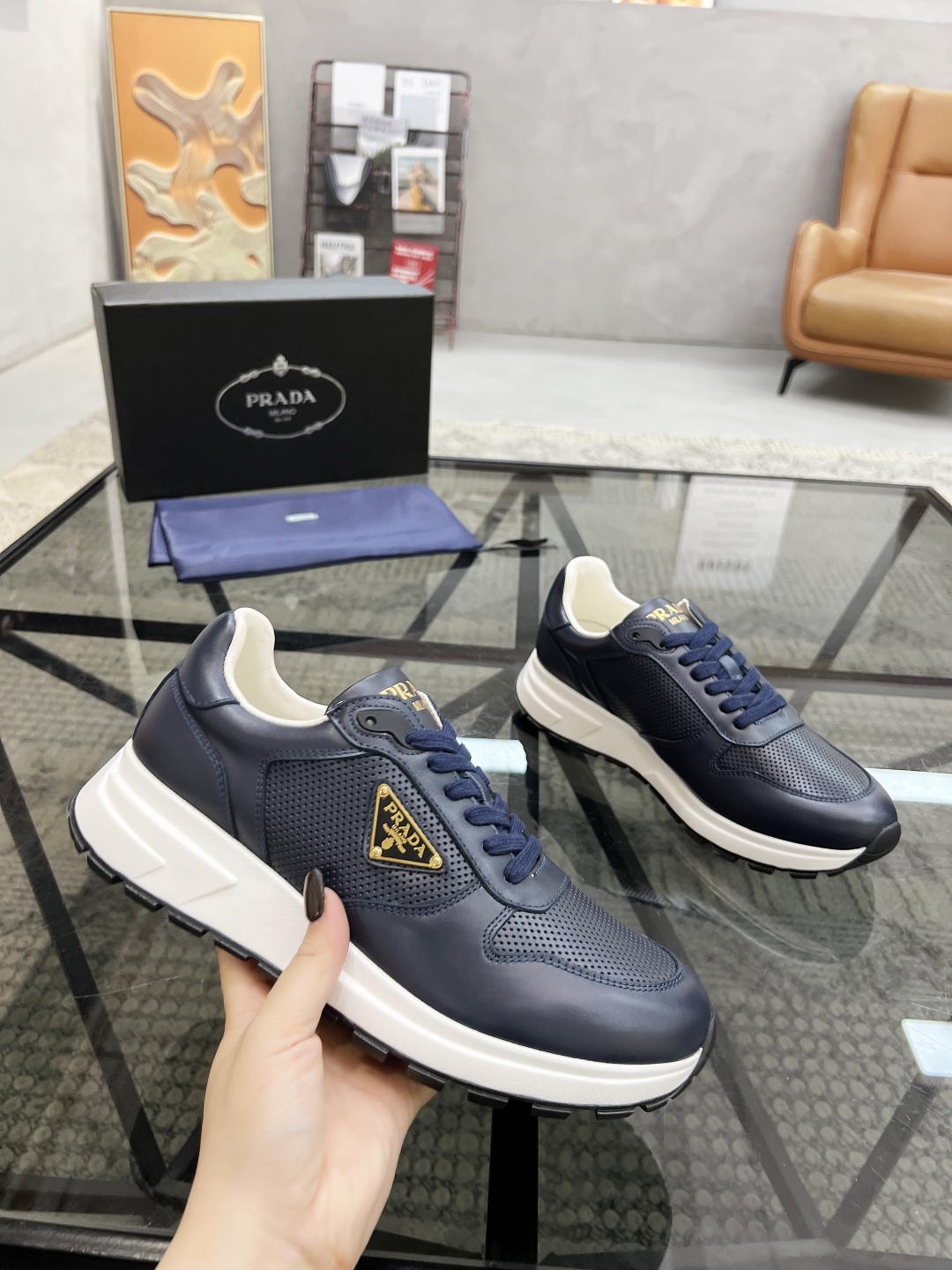 P460  P 🔍顶级代购🇮🇹 普 炸街男神新品来袭，超人气爆款专柜新款，原厂配置意大利进口牛皮面料，高品质复杂拼接工艺，经典的外观搭配气垫新底更加潮达人，进口牛皮内里垫，透气舒适，鞋底：原厂特供原版底超级舒适，原厂跟单货🔍高品质，可随意进出专柜，欢迎对比，码数 38-44（订 45 46）