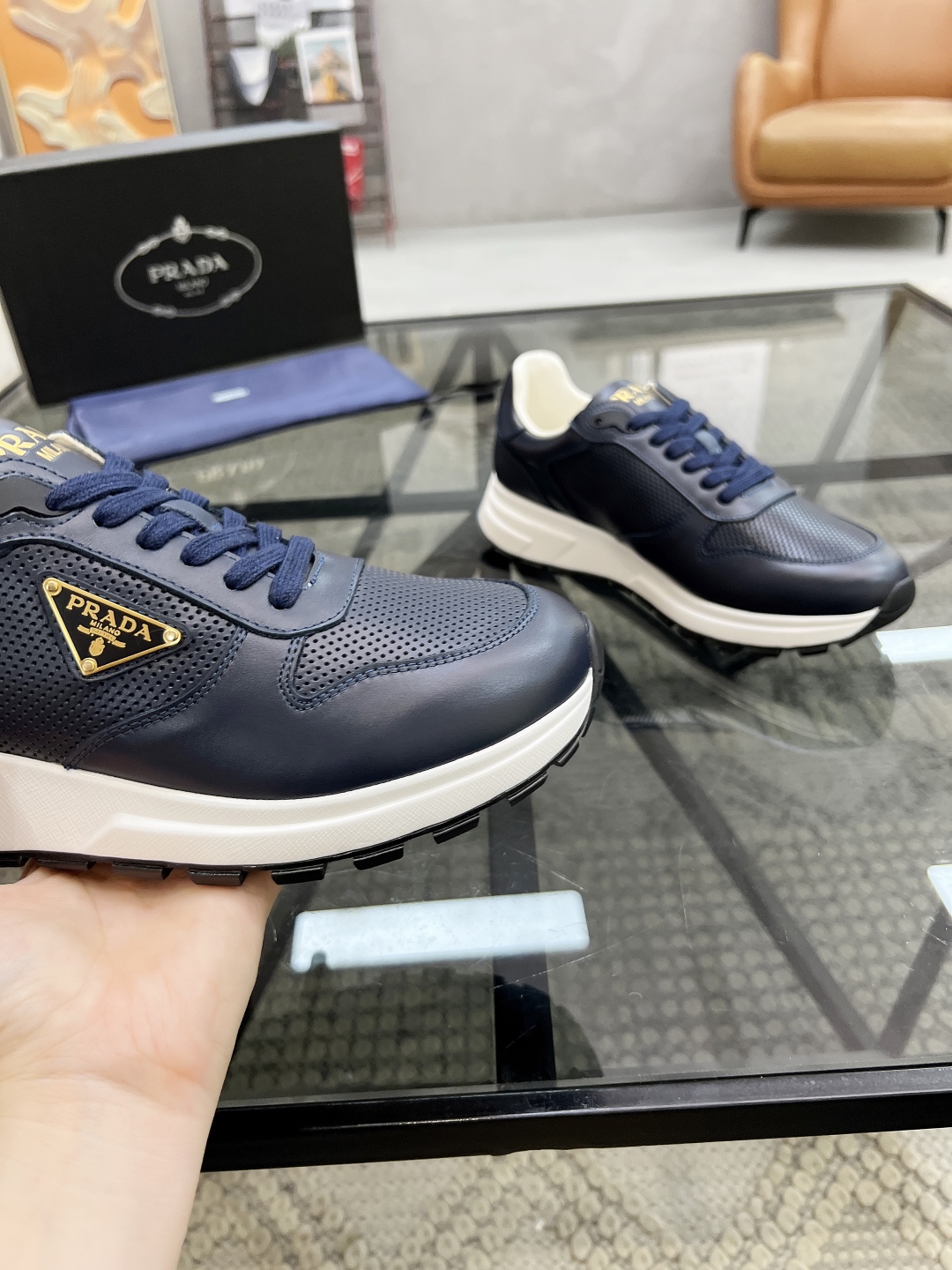 P460  P 🔍顶级代购🇮🇹 普 炸街男神新品来袭，超人气爆款专柜新款，原厂配置意大利进口牛皮面料，高品质复杂拼接工艺，经典的外观搭配气垫新底更加潮达人，进口牛皮内里垫，透气舒适，鞋底：原厂特供原版底超级舒适，原厂跟单货🔍高品质，可随意进出专柜，欢迎对比，码数 38-44（订 45 46）