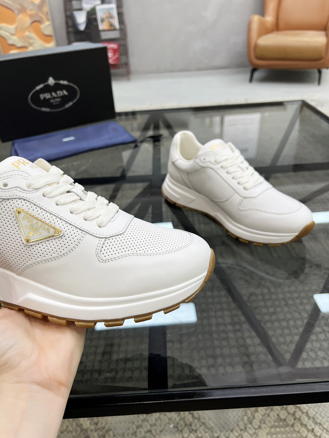  P 🔍顶级代购🇮🇹 普 炸街男神新品来袭，超人气爆款专柜新款，原厂配置意大利进口牛皮面料，高品质复杂拼