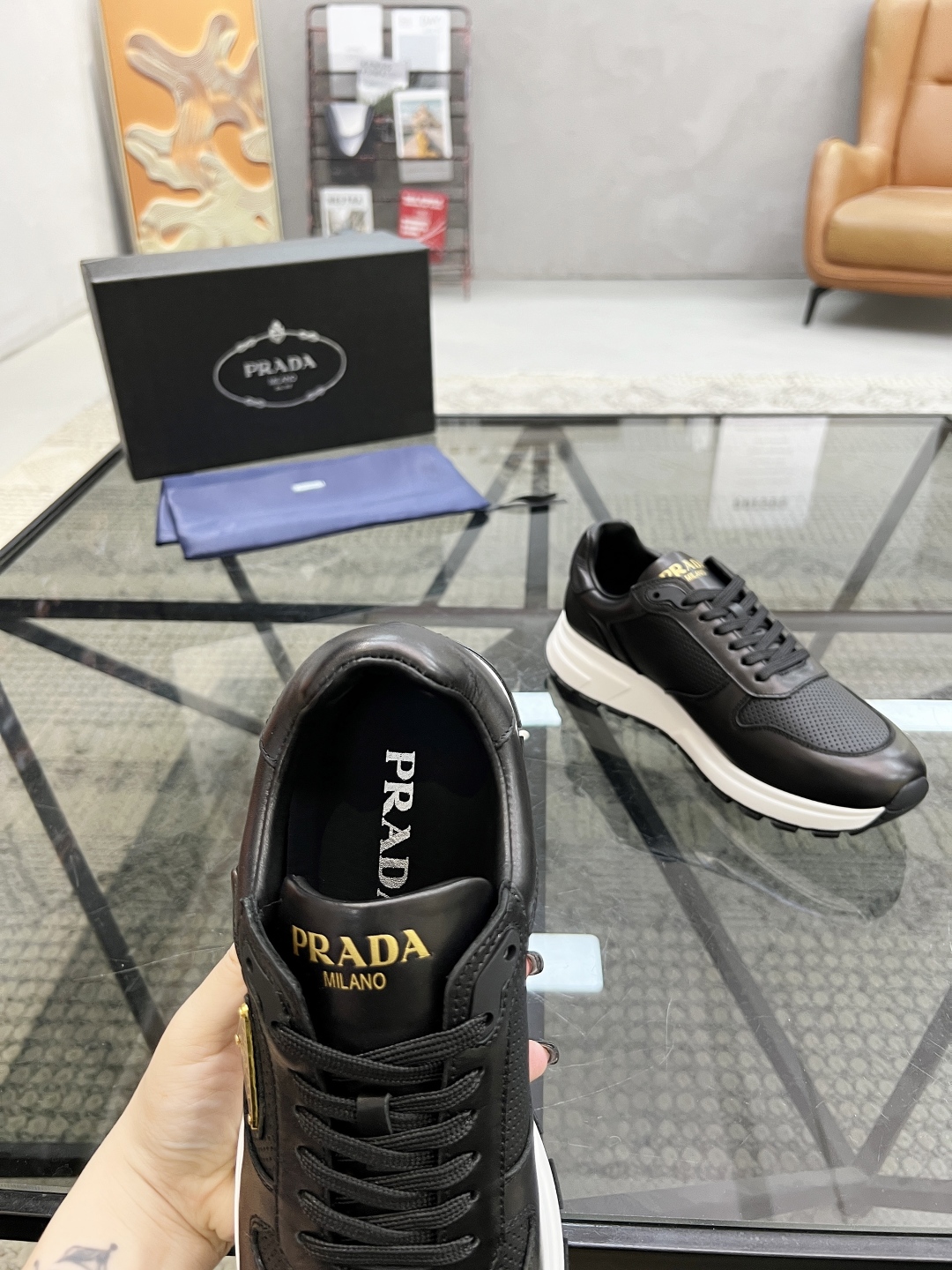  P 🔍顶级代购🇮🇹 普 炸街男神新品来袭，超人气爆款专柜新款，原厂配置意大利进口牛皮面料，高品质复杂拼